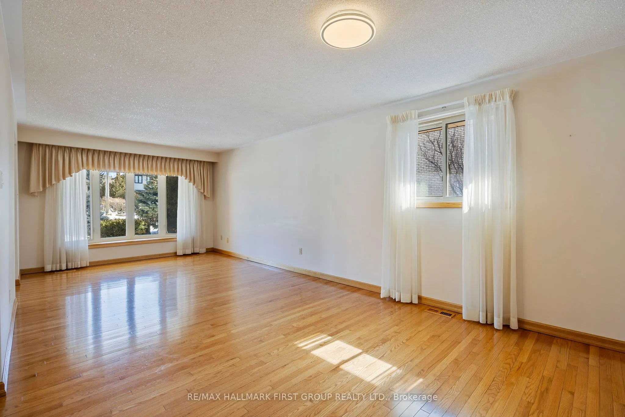 102 Applewood Crescent