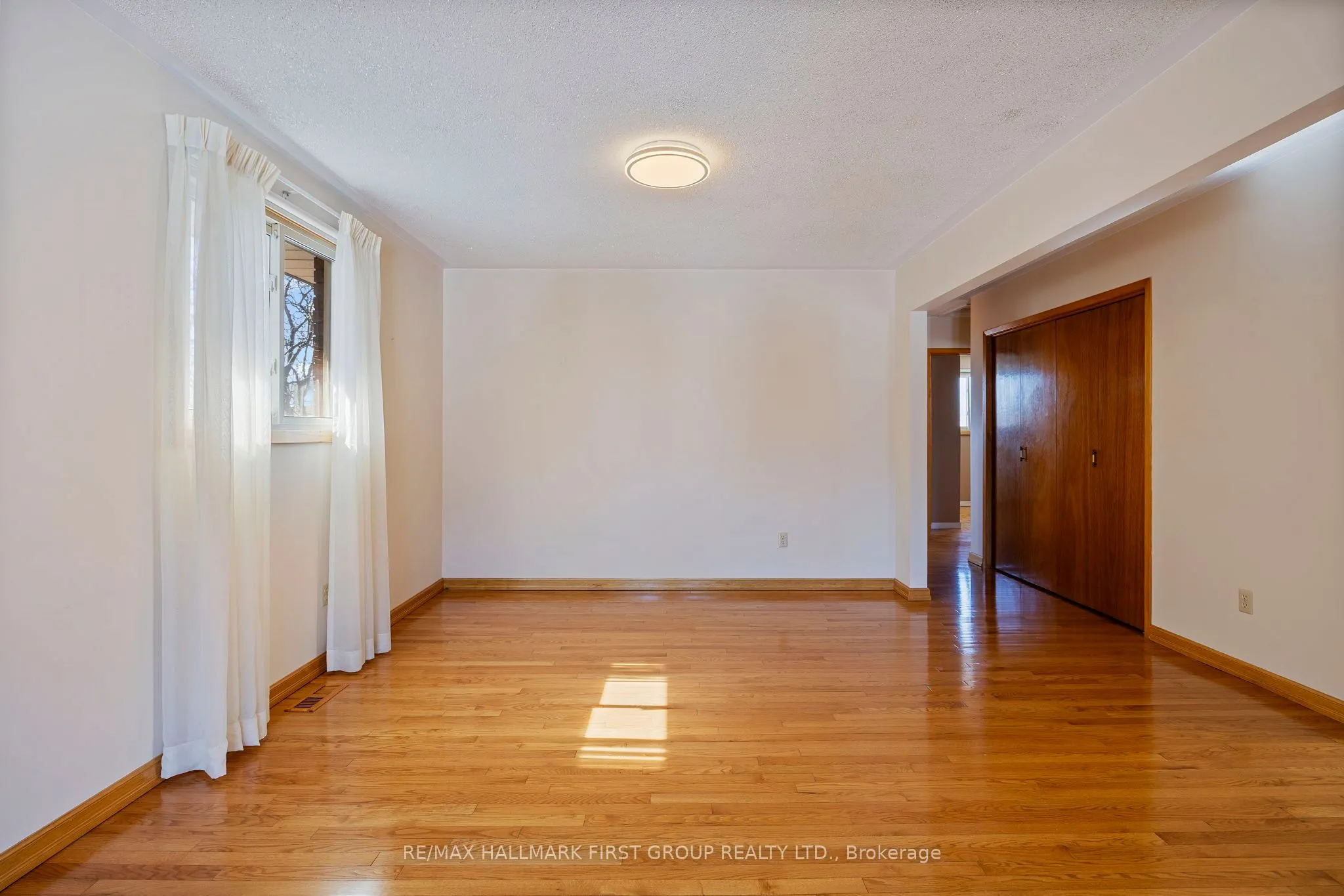 102 Applewood Crescent
