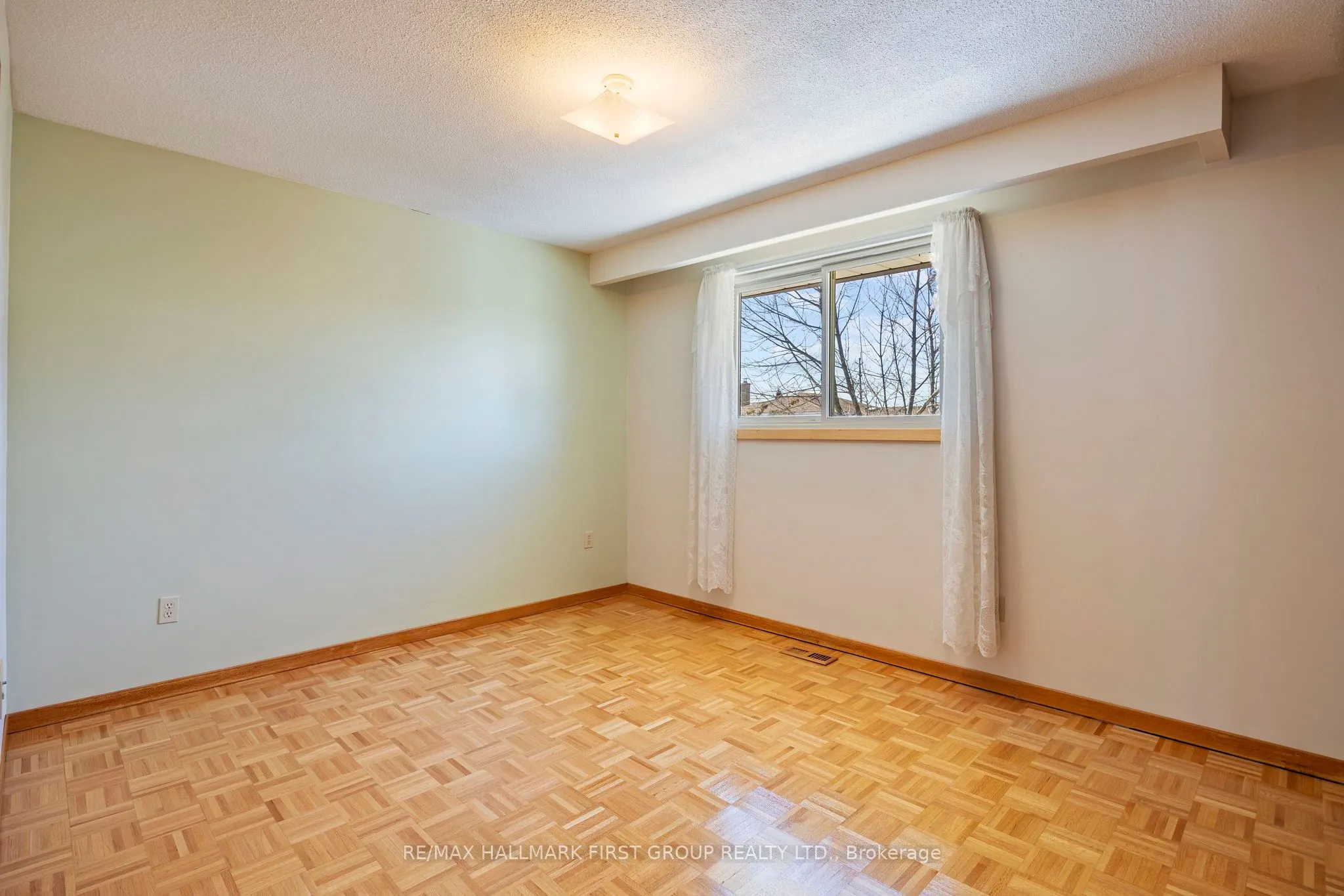 102 Applewood Crescent