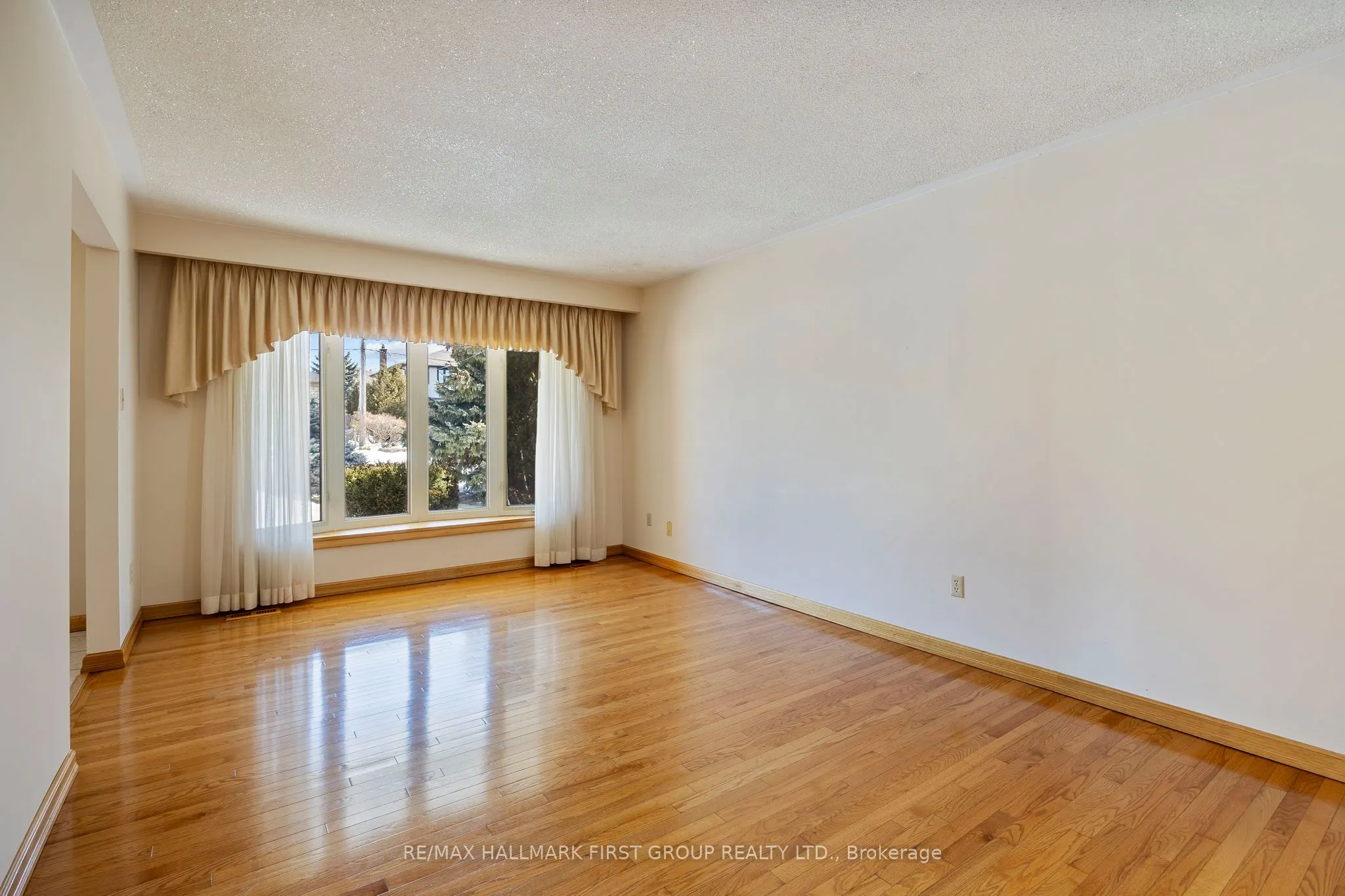 102 Applewood Crescent