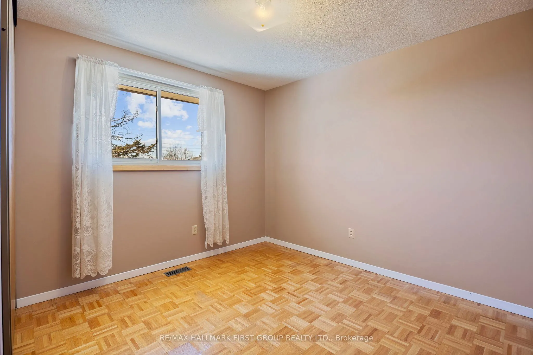102 Applewood Crescent