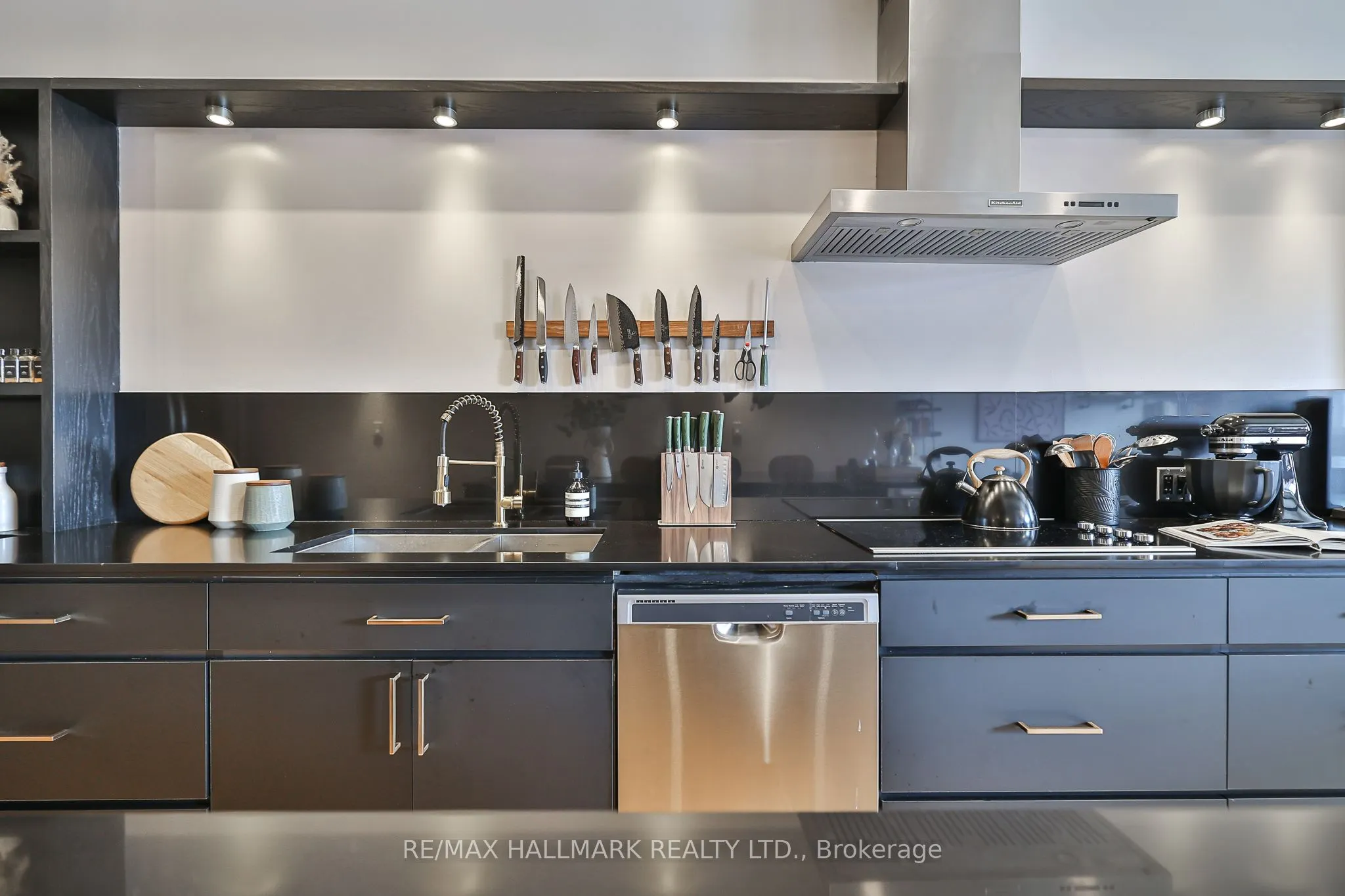326 Carlaw Avenue, #215
