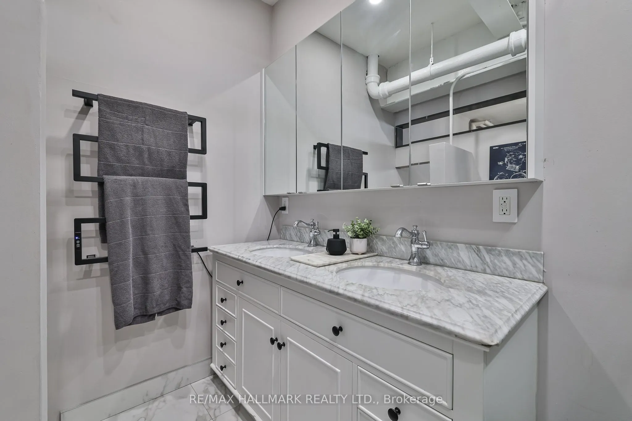 326 Carlaw Avenue, #215