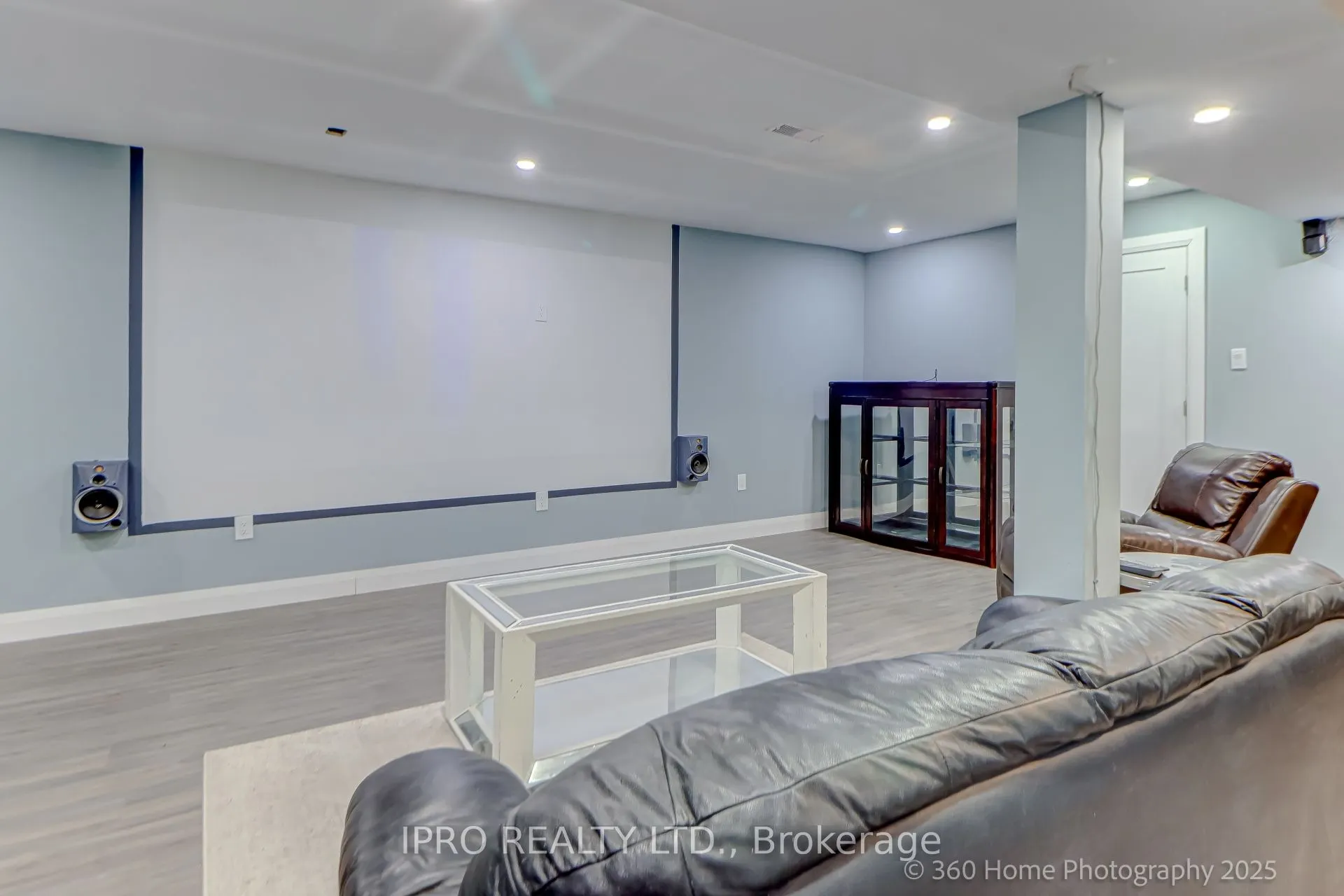 109 Thickson Road S