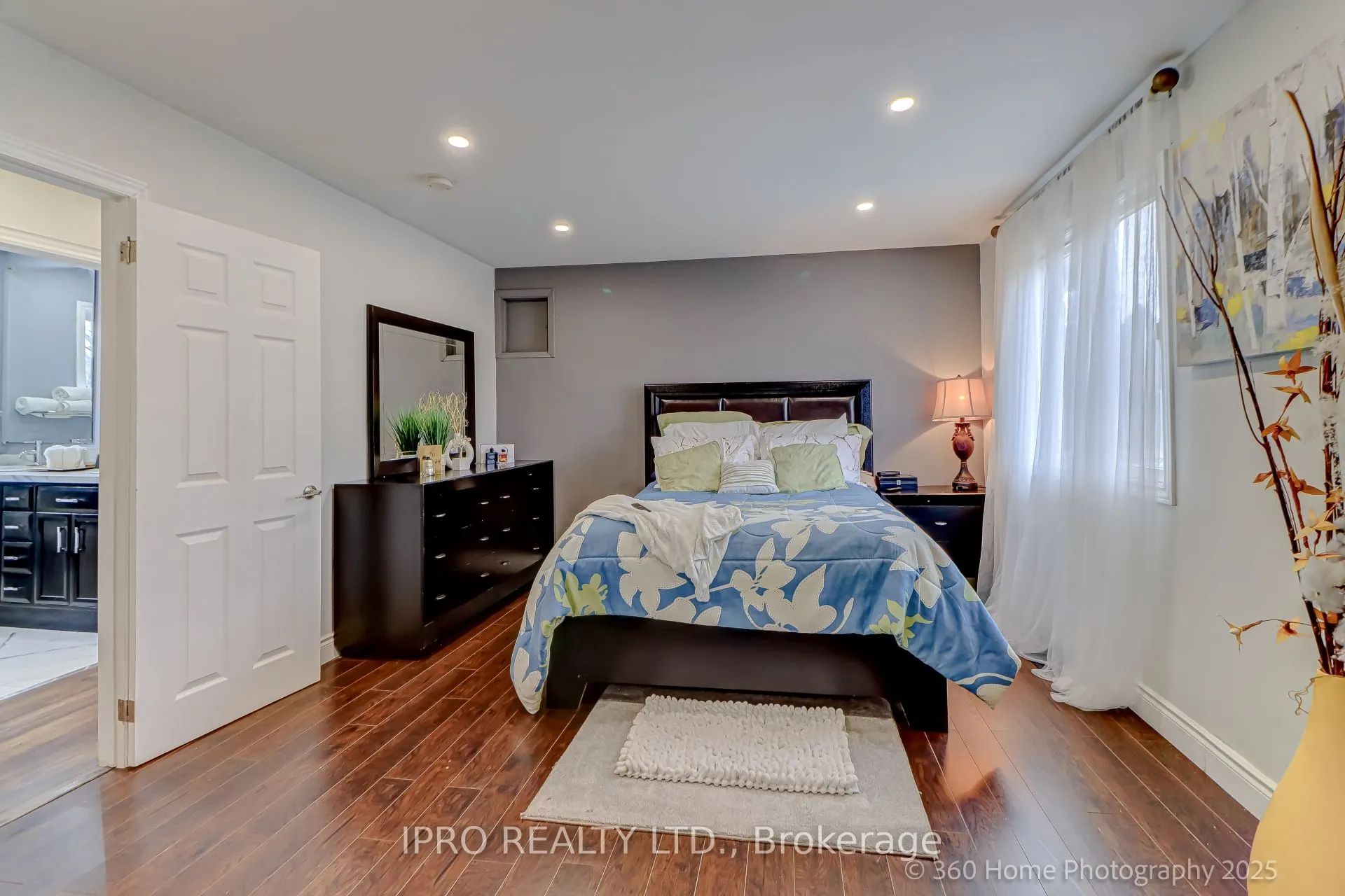 109 Thickson Road S