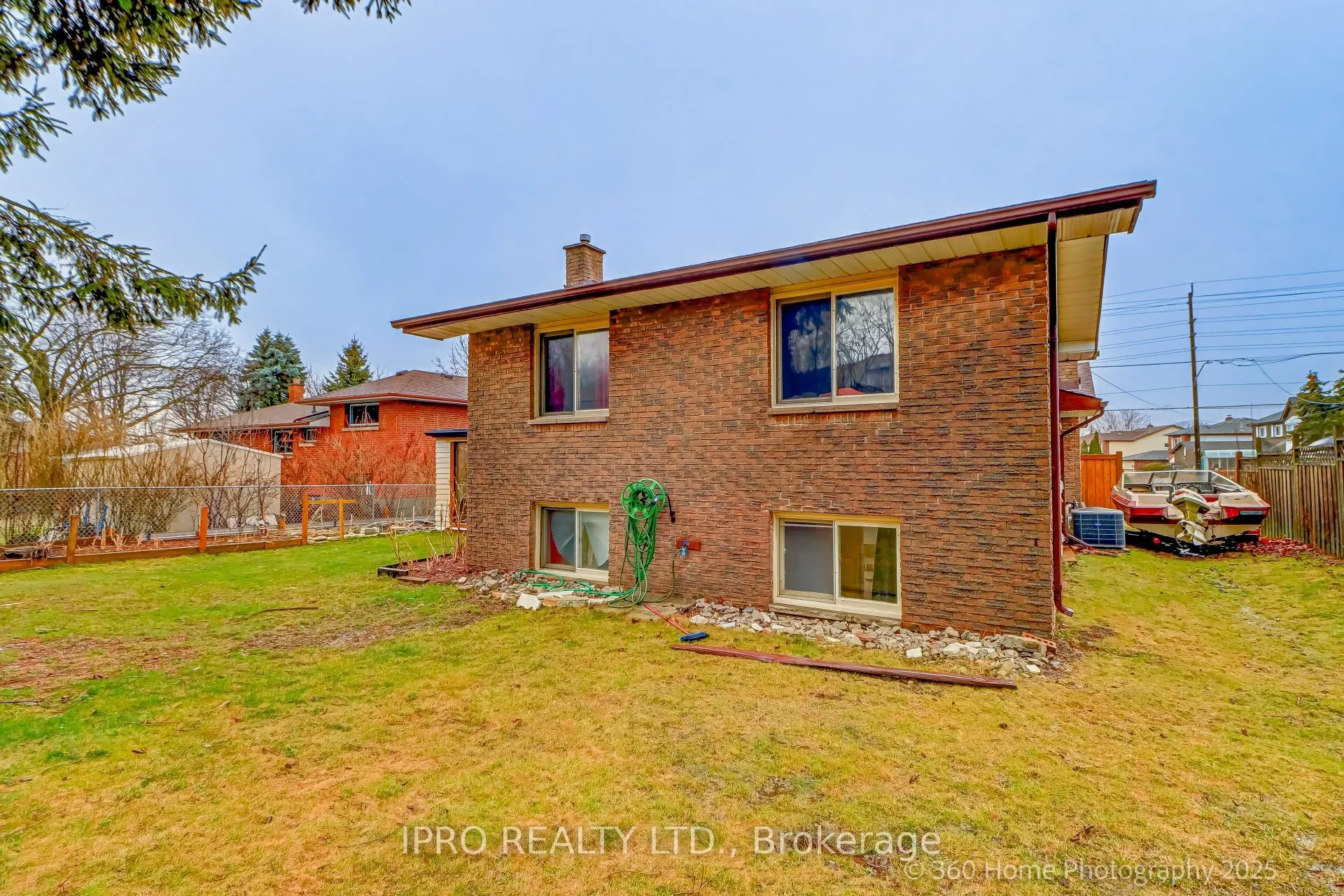 109 Thickson Road S