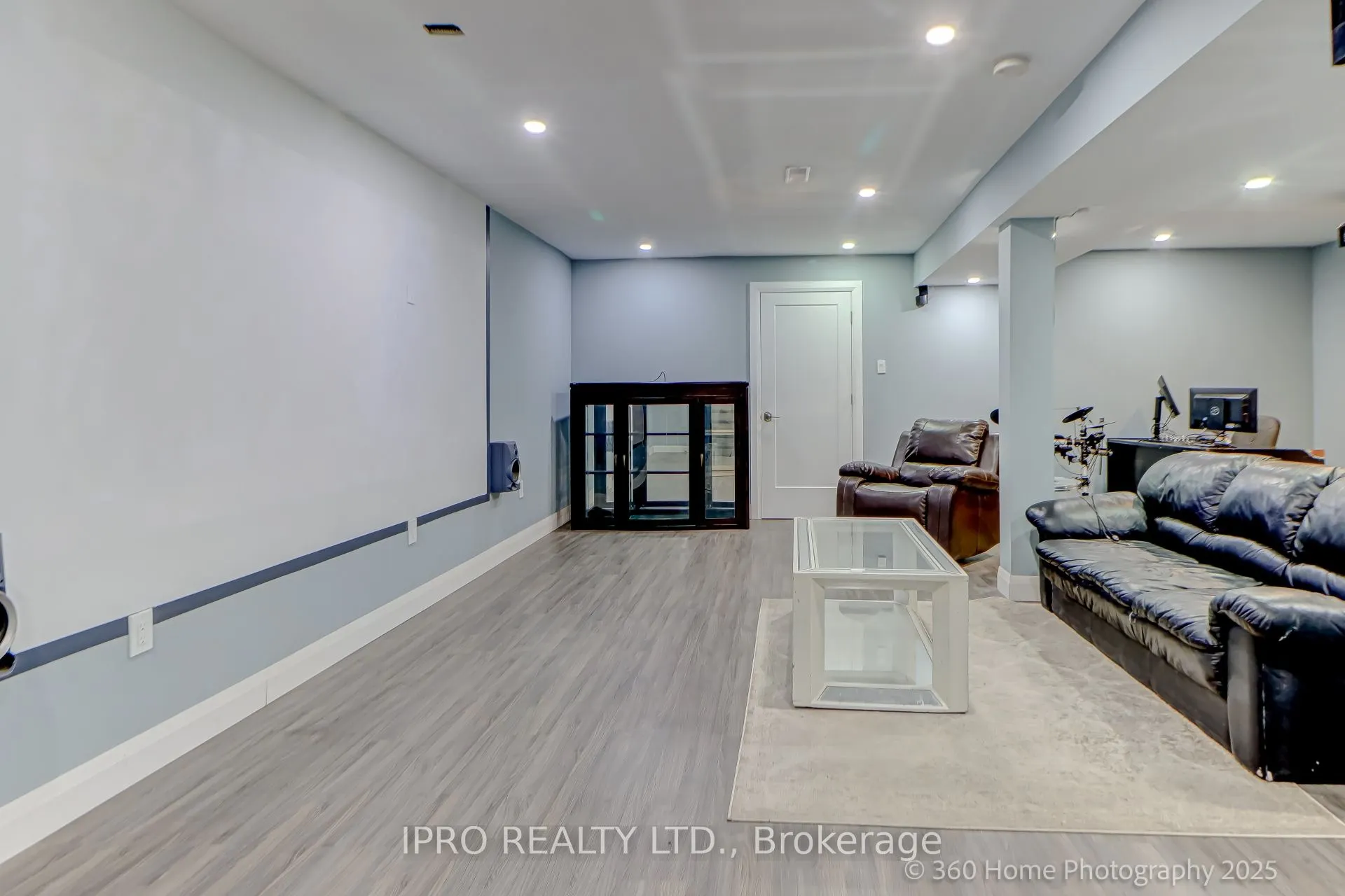 109 Thickson Road S