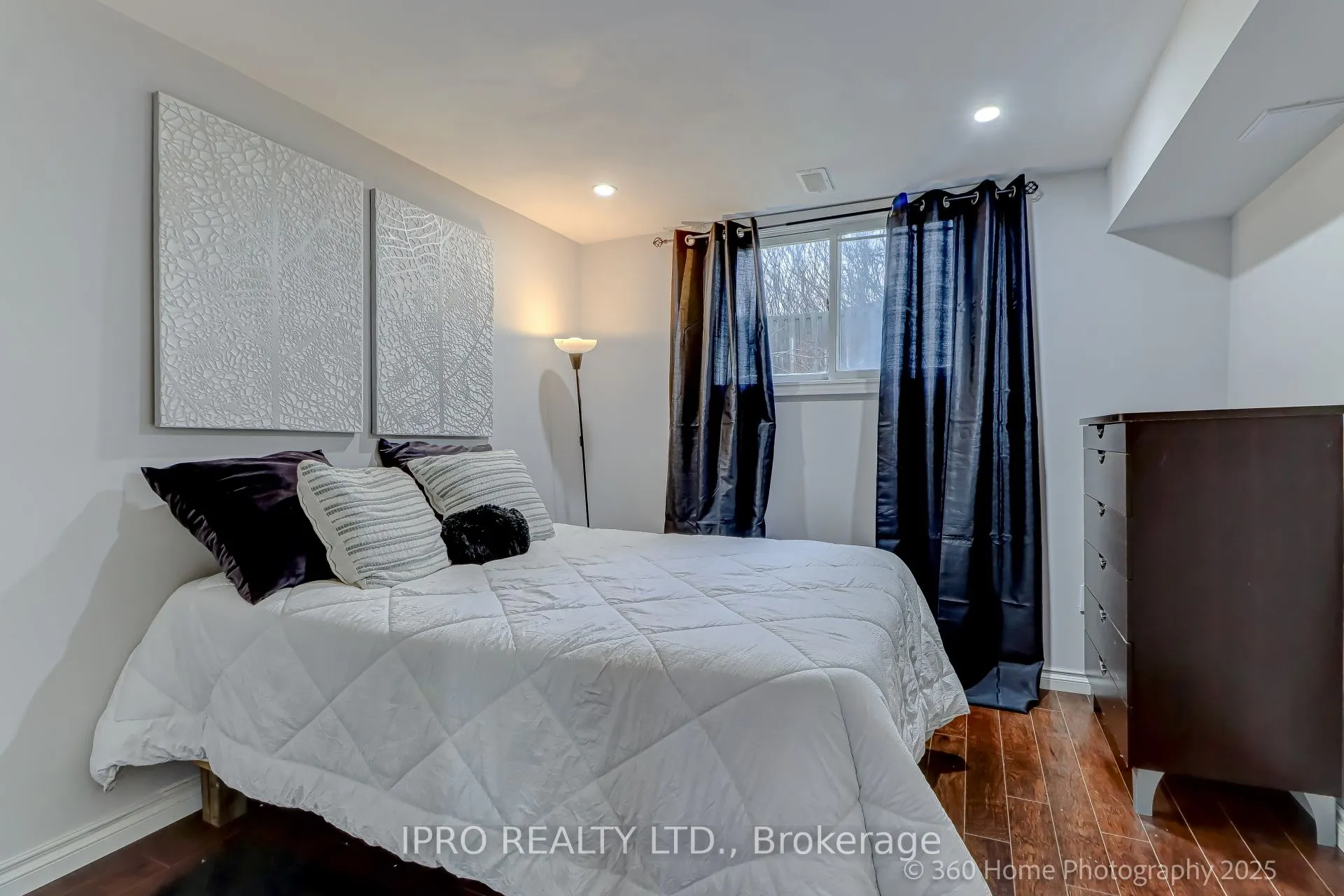 109 Thickson Road S