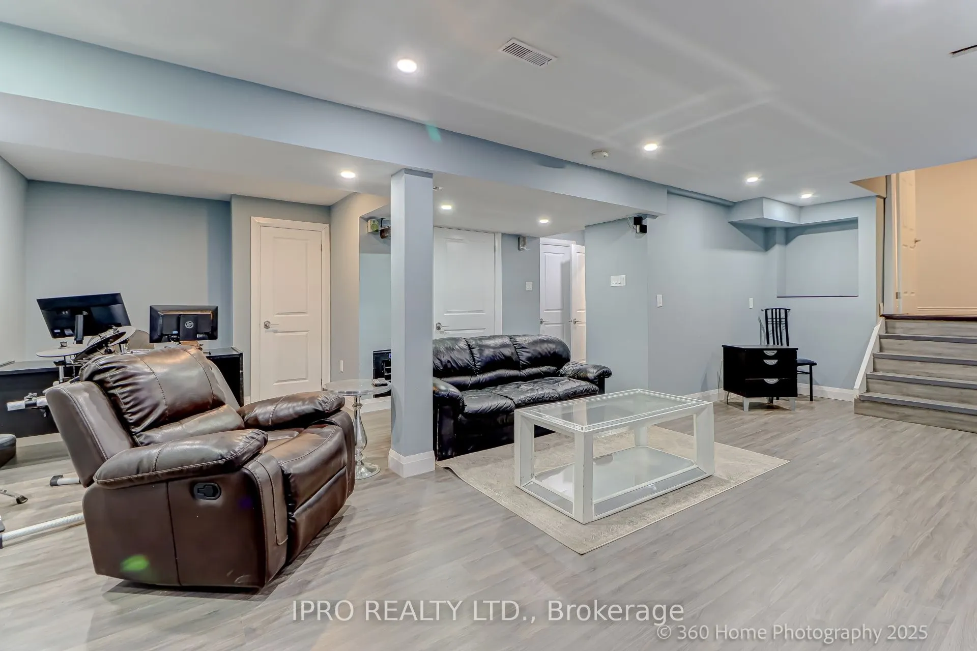 109 Thickson Road S