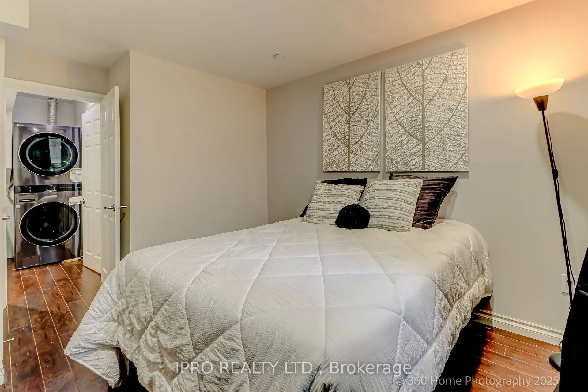 109 Thickson Road S