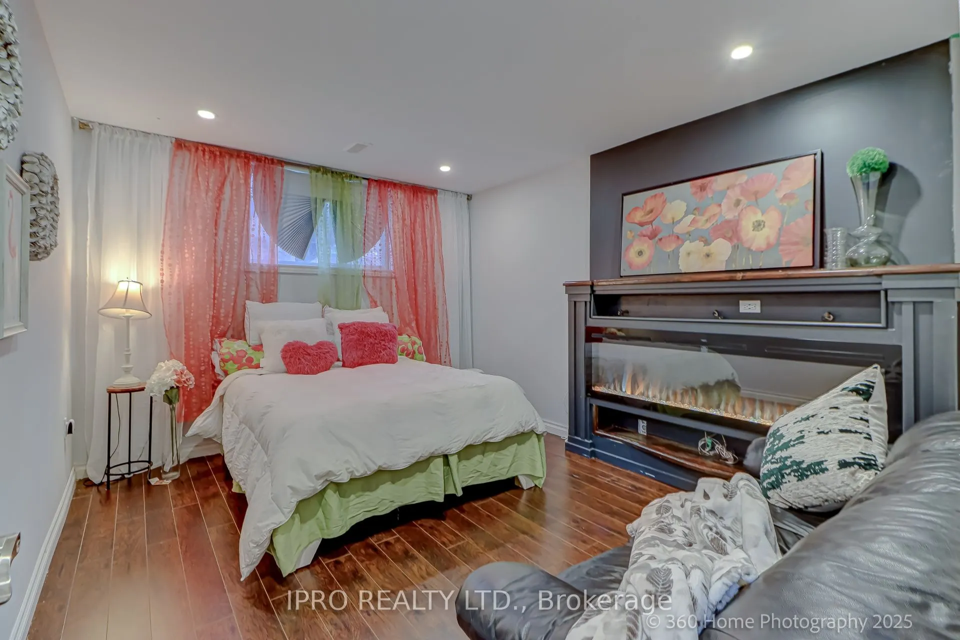 109 Thickson Road S