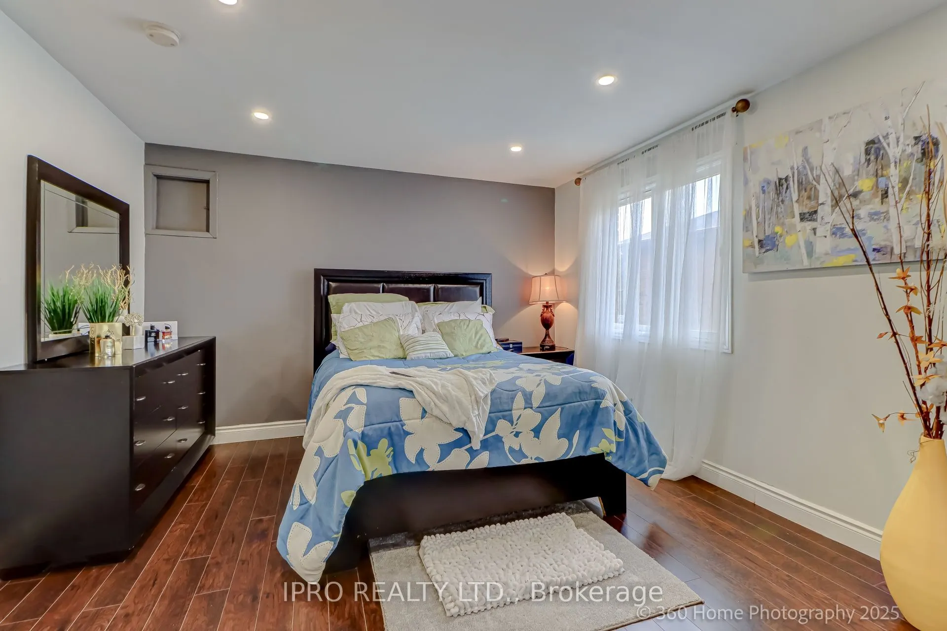 109 Thickson Road S