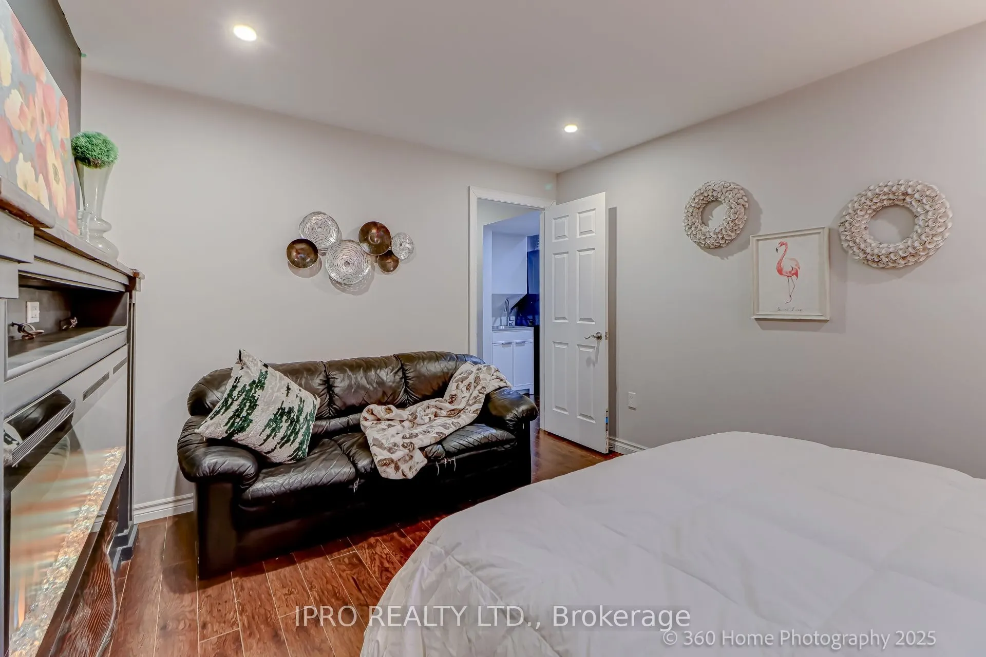 109 Thickson Road S