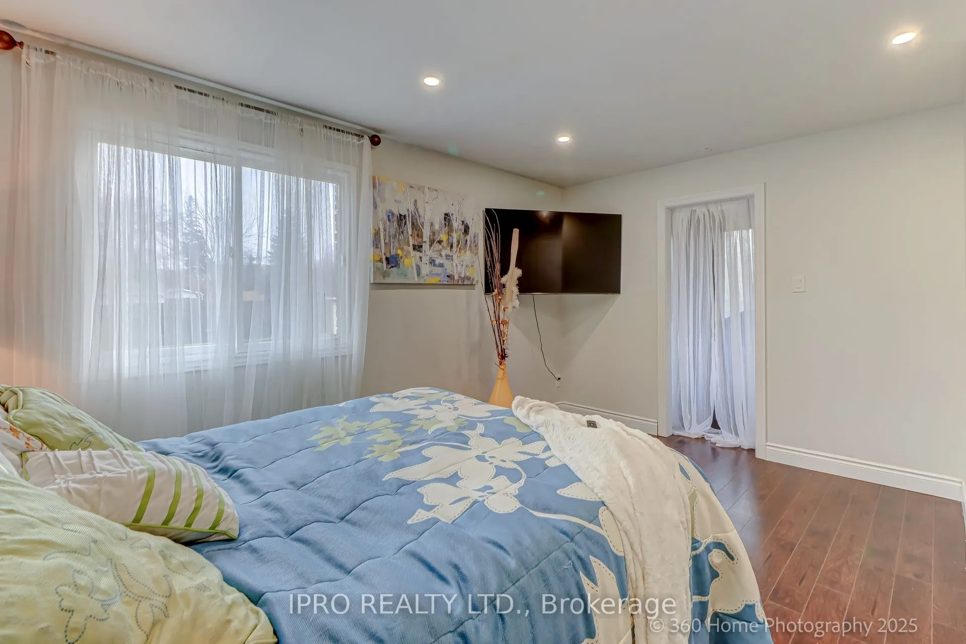 109 Thickson Road S
