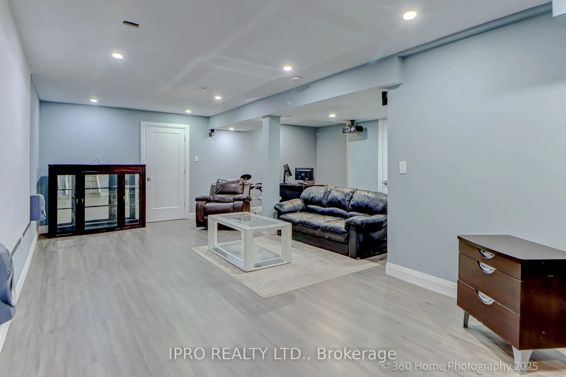 109 Thickson Road S