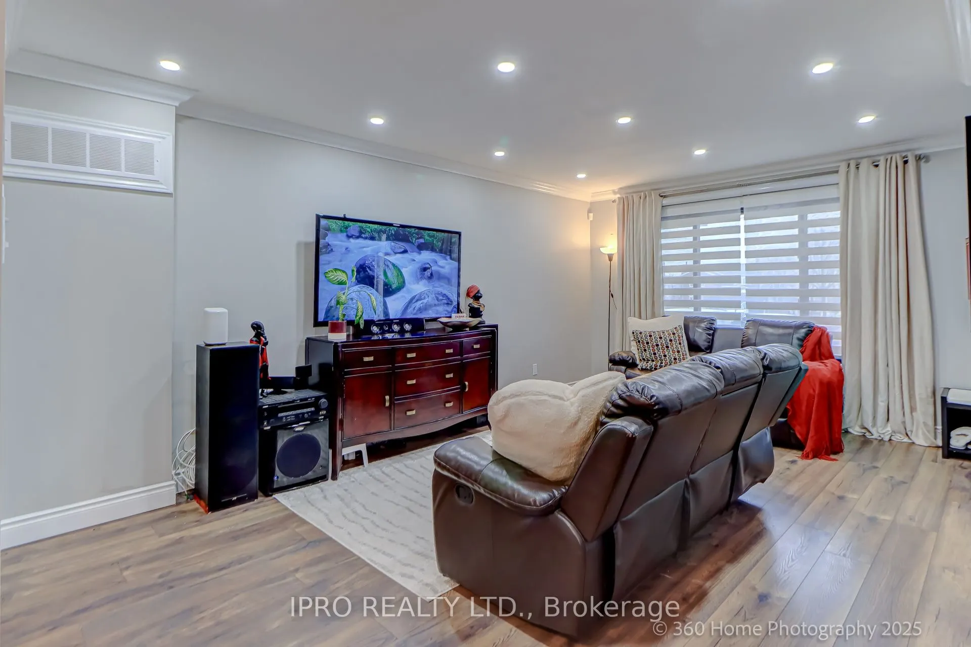 109 Thickson Road S