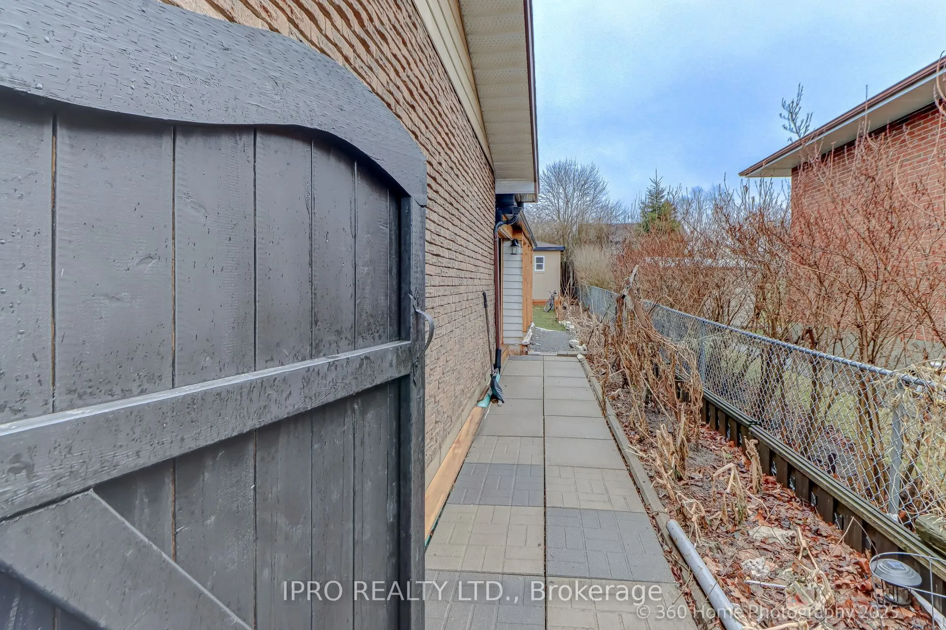 109 Thickson Road S