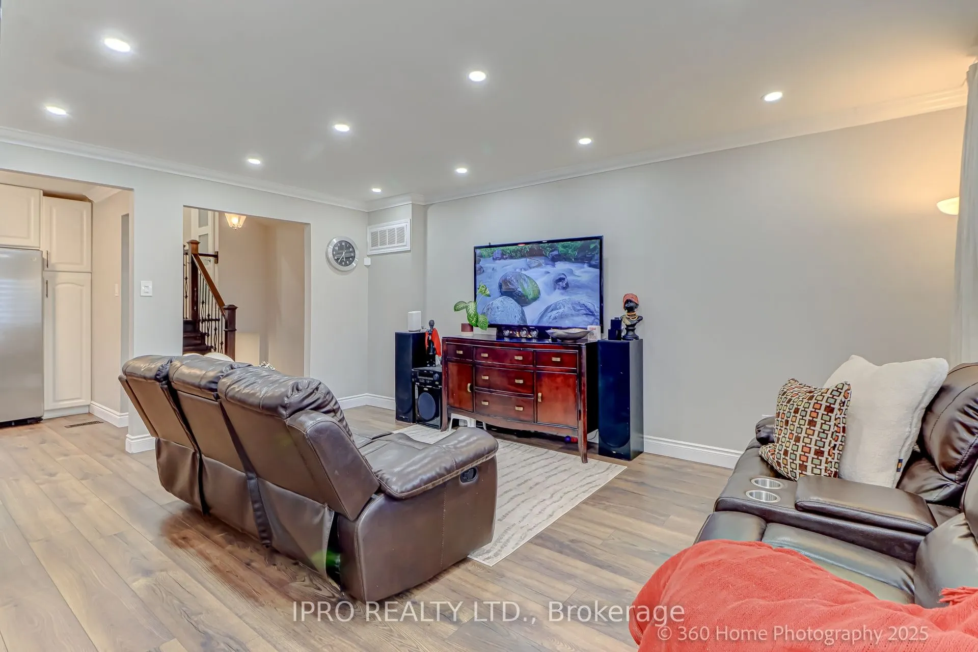 109 Thickson Road S