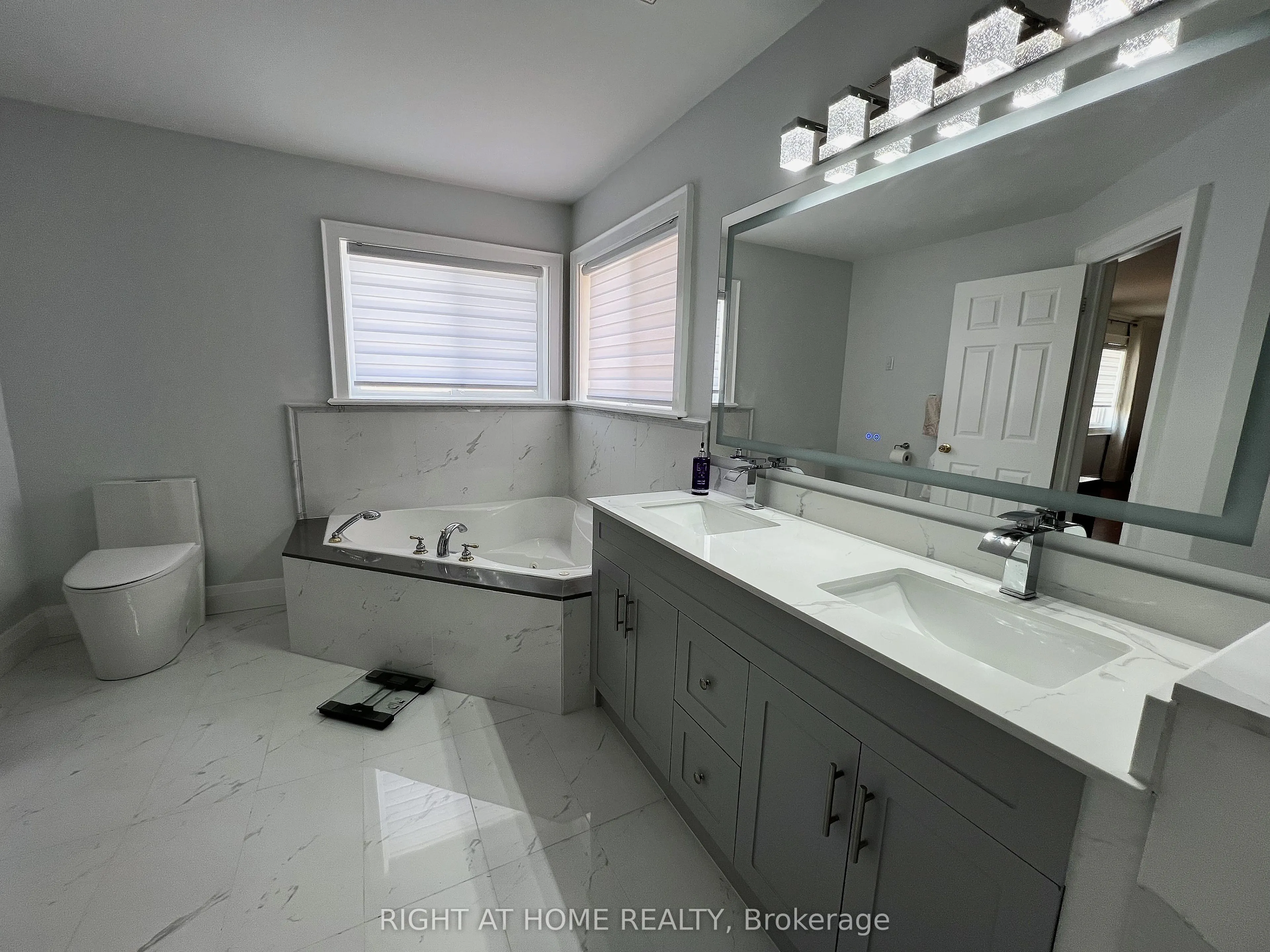 42 WILLIAMSON Drive W