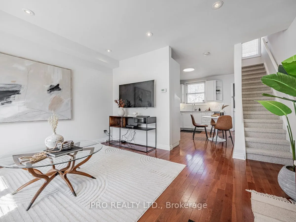 22 Queensdale Avenue