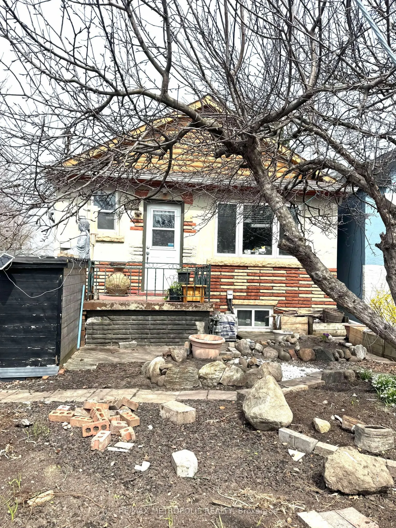 982 Cosburn Avenue