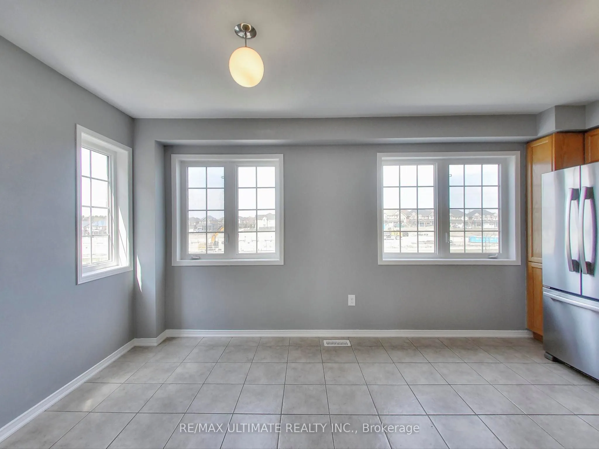 487 Rossland Road E