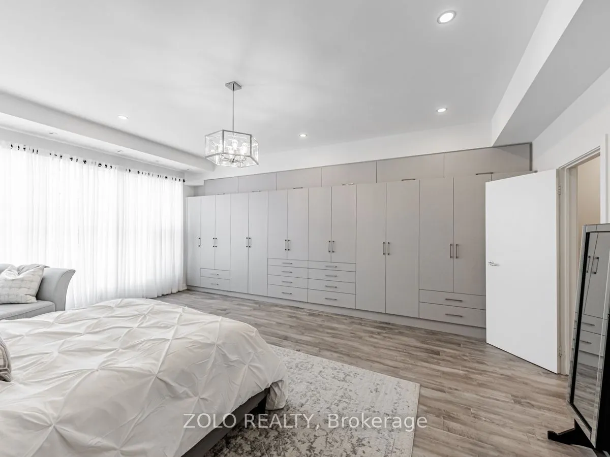 1842 Queen Street E, #304