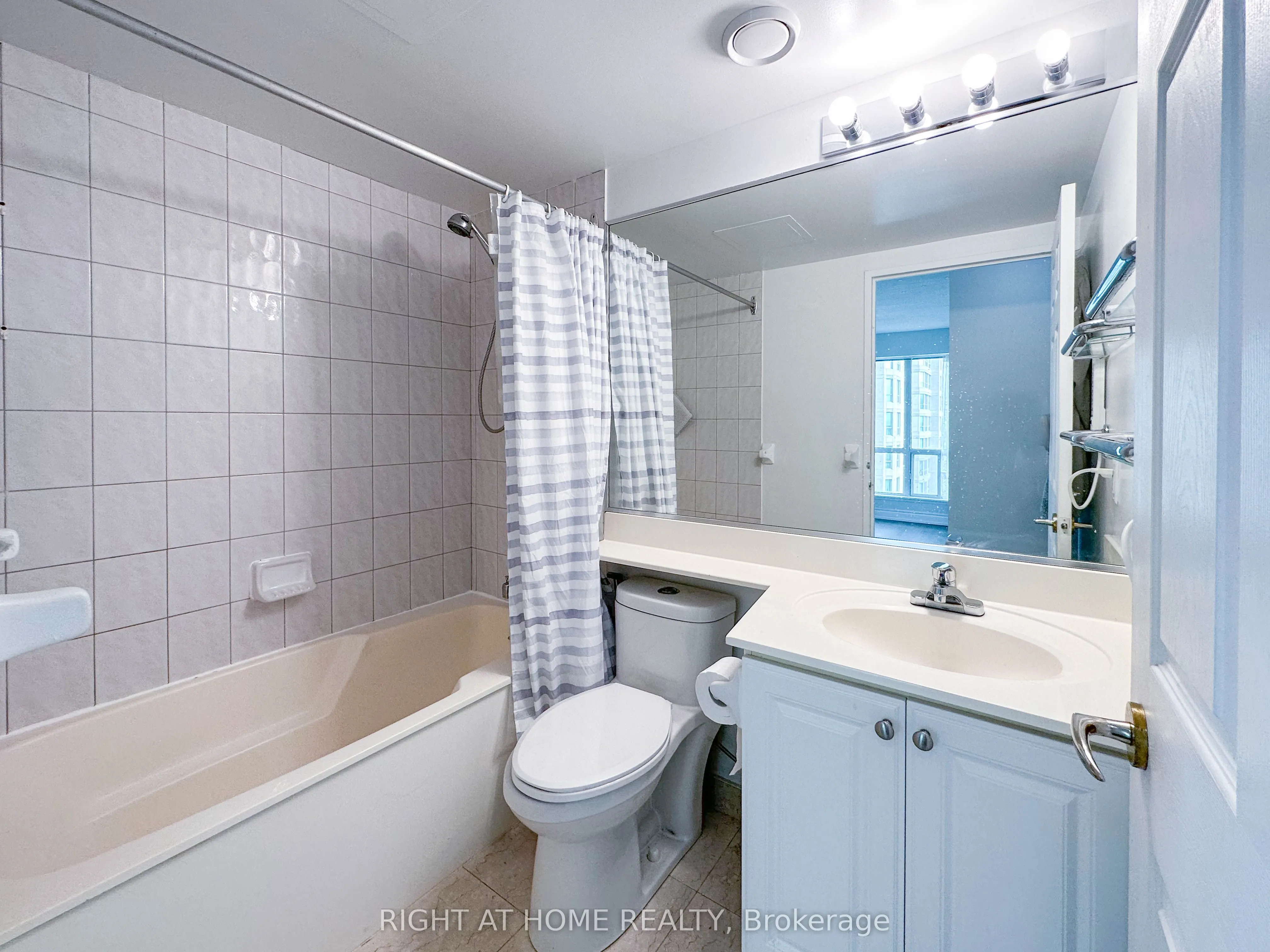 8 Lee Centre Drive #913