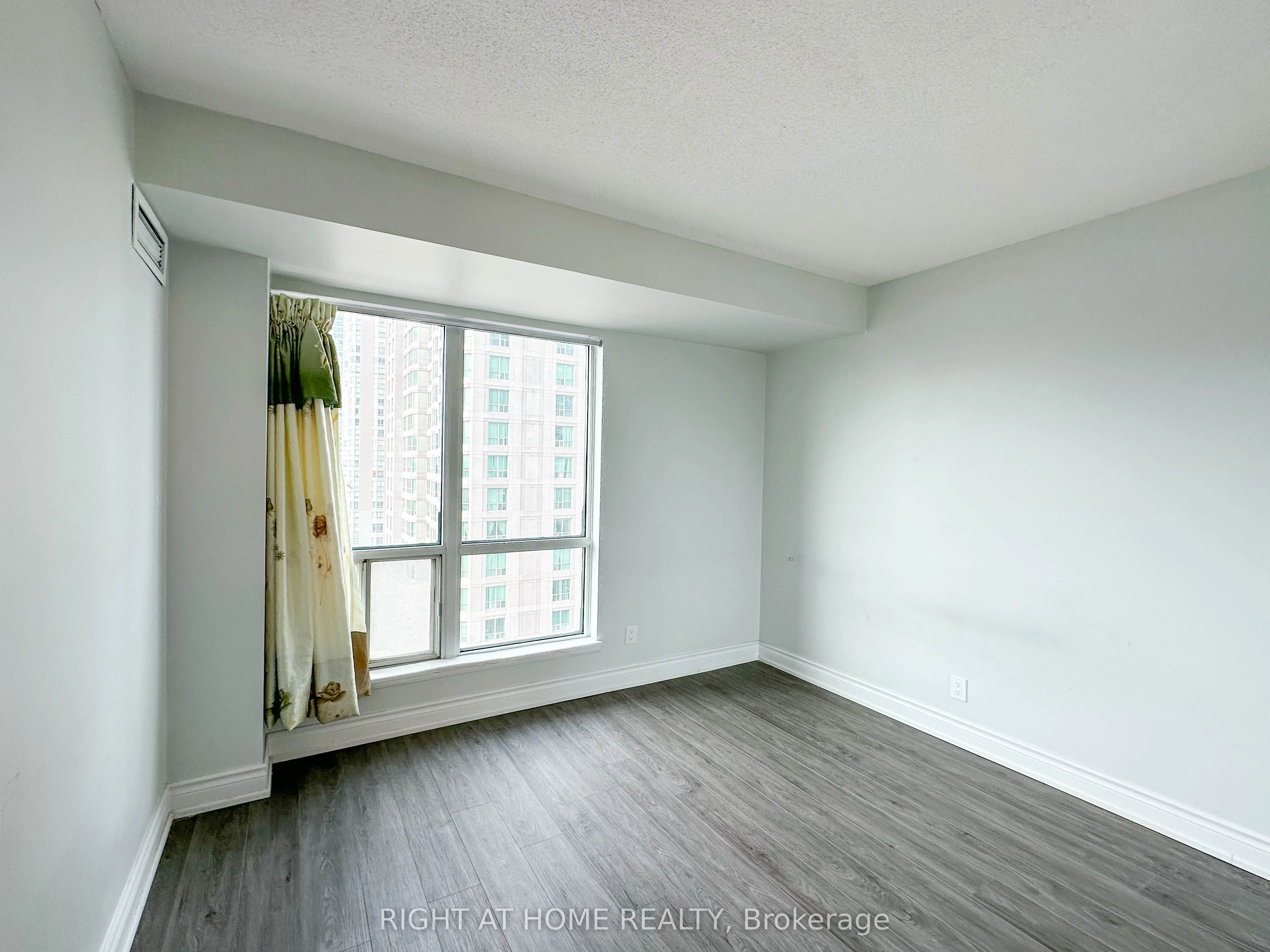 8 Lee Centre Drive #913