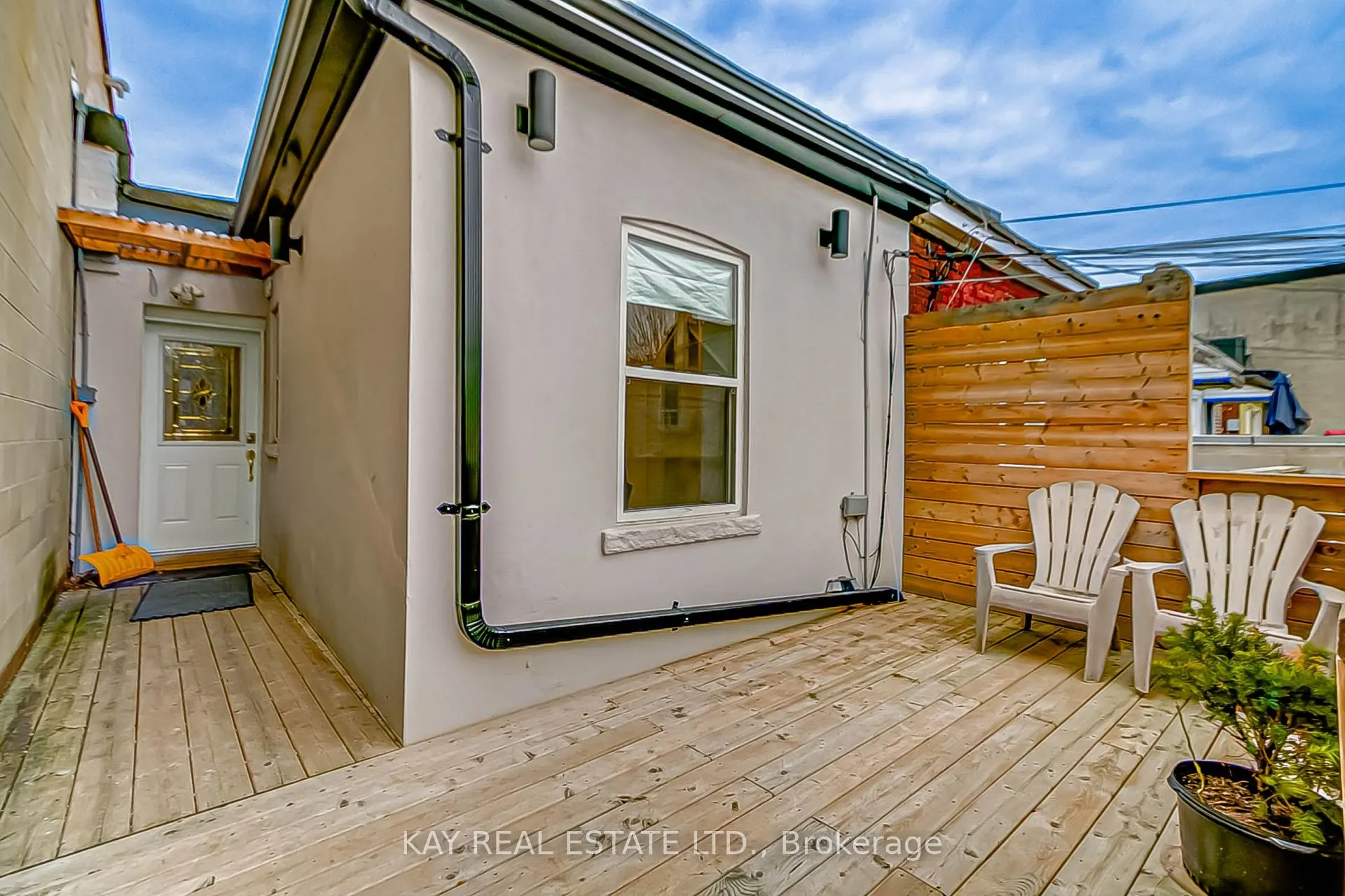 1448 Gerrard Street E