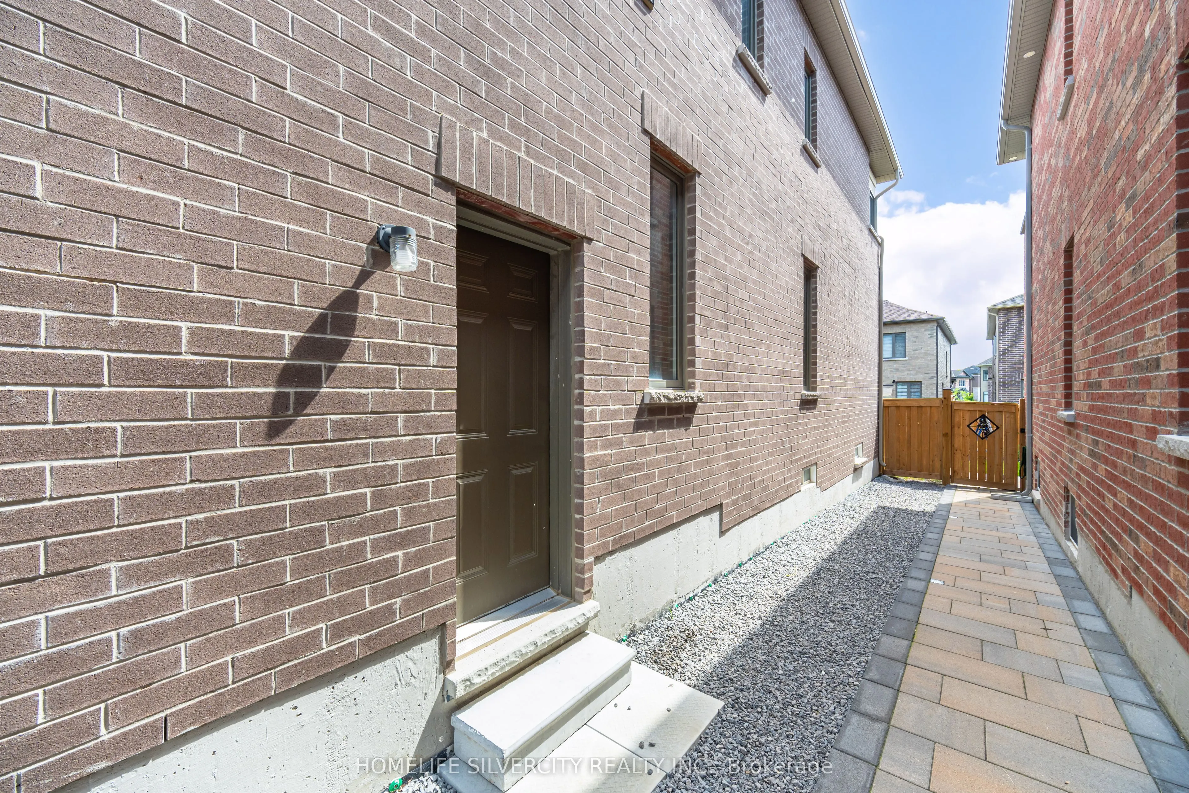 24 DUMAINE Street