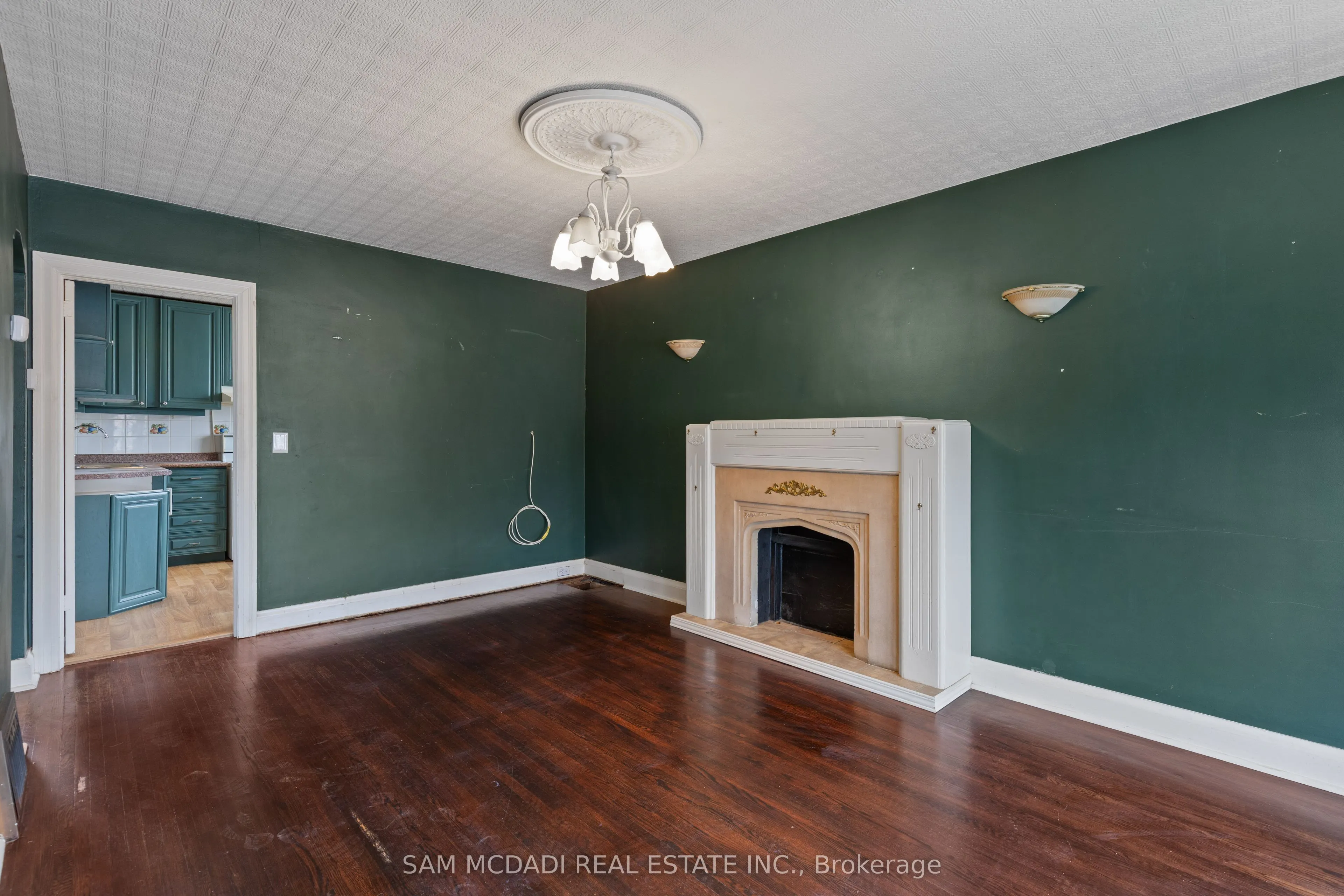 319 Cosburn Avenue