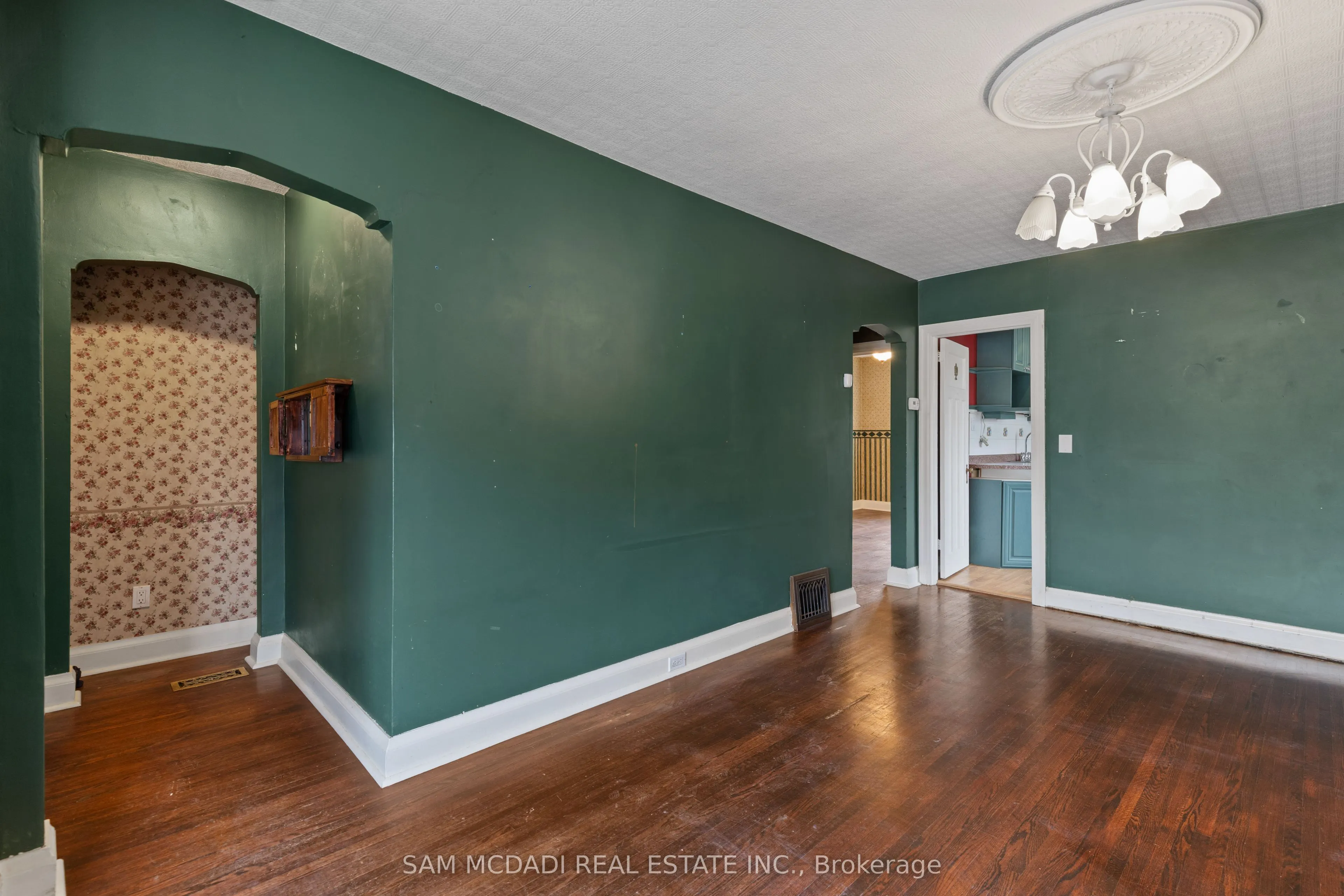 319 Cosburn Avenue