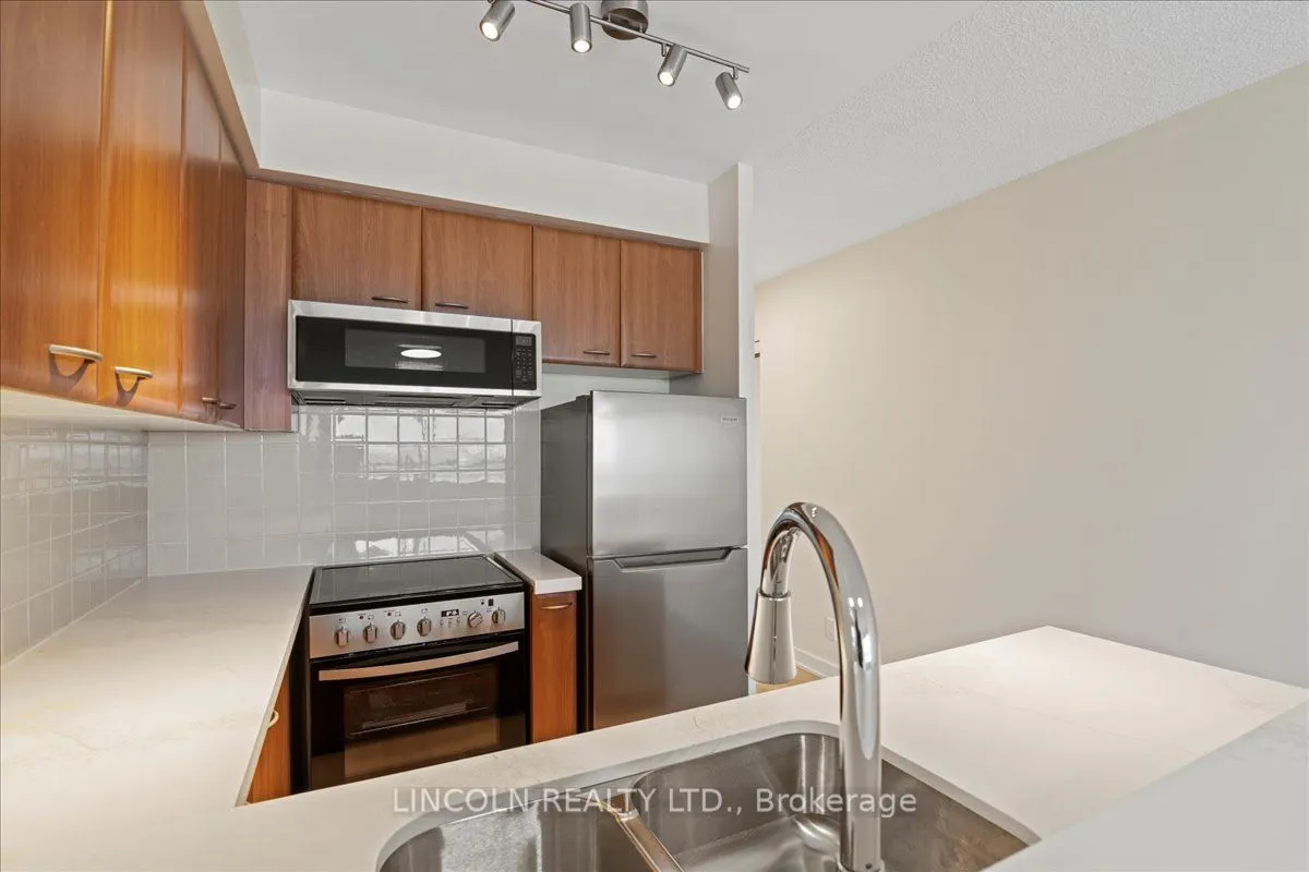 36 Lee Centre Drive, #815