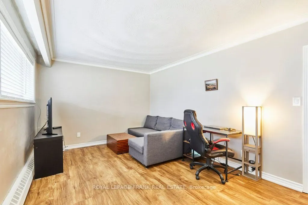 706 Dunlop Street W