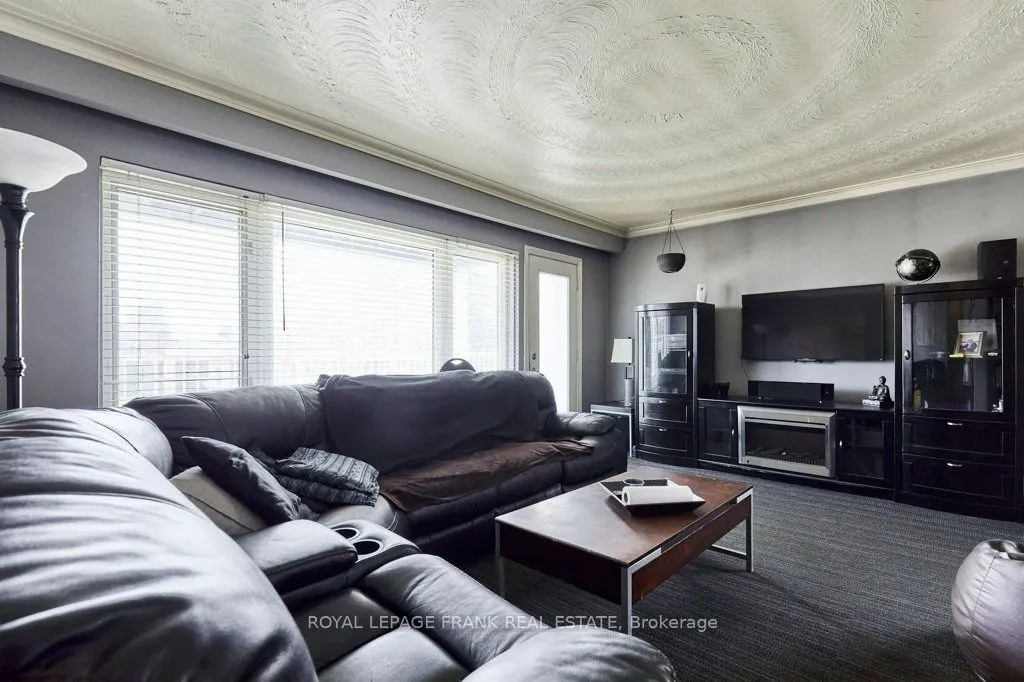 706 Dunlop Street W