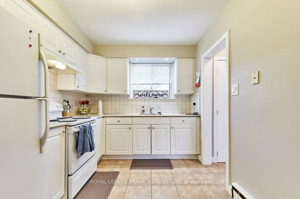 706 Dunlop Street W