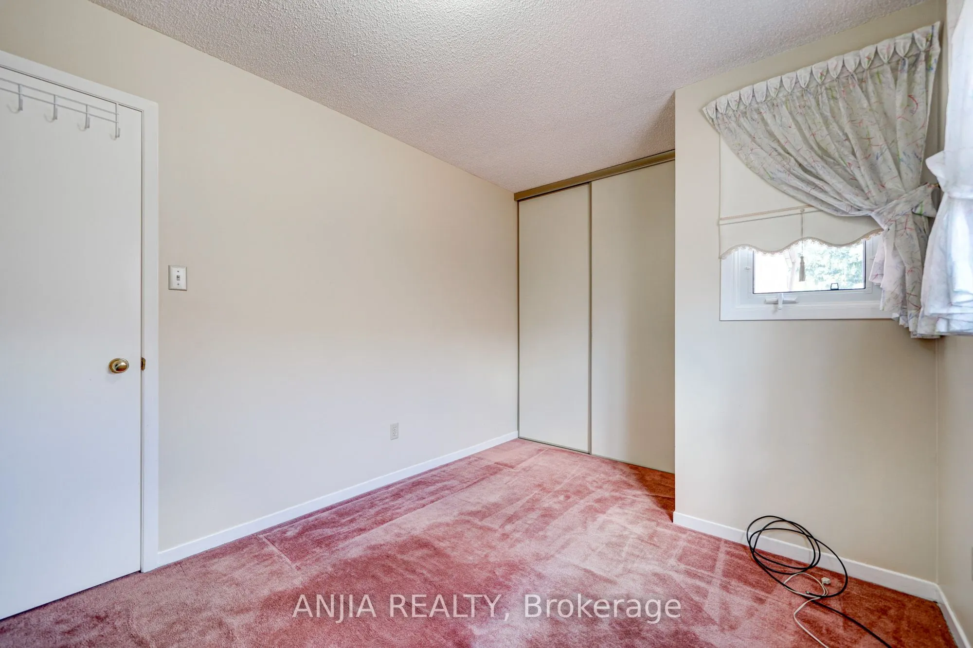 174 Roxanne Crescent