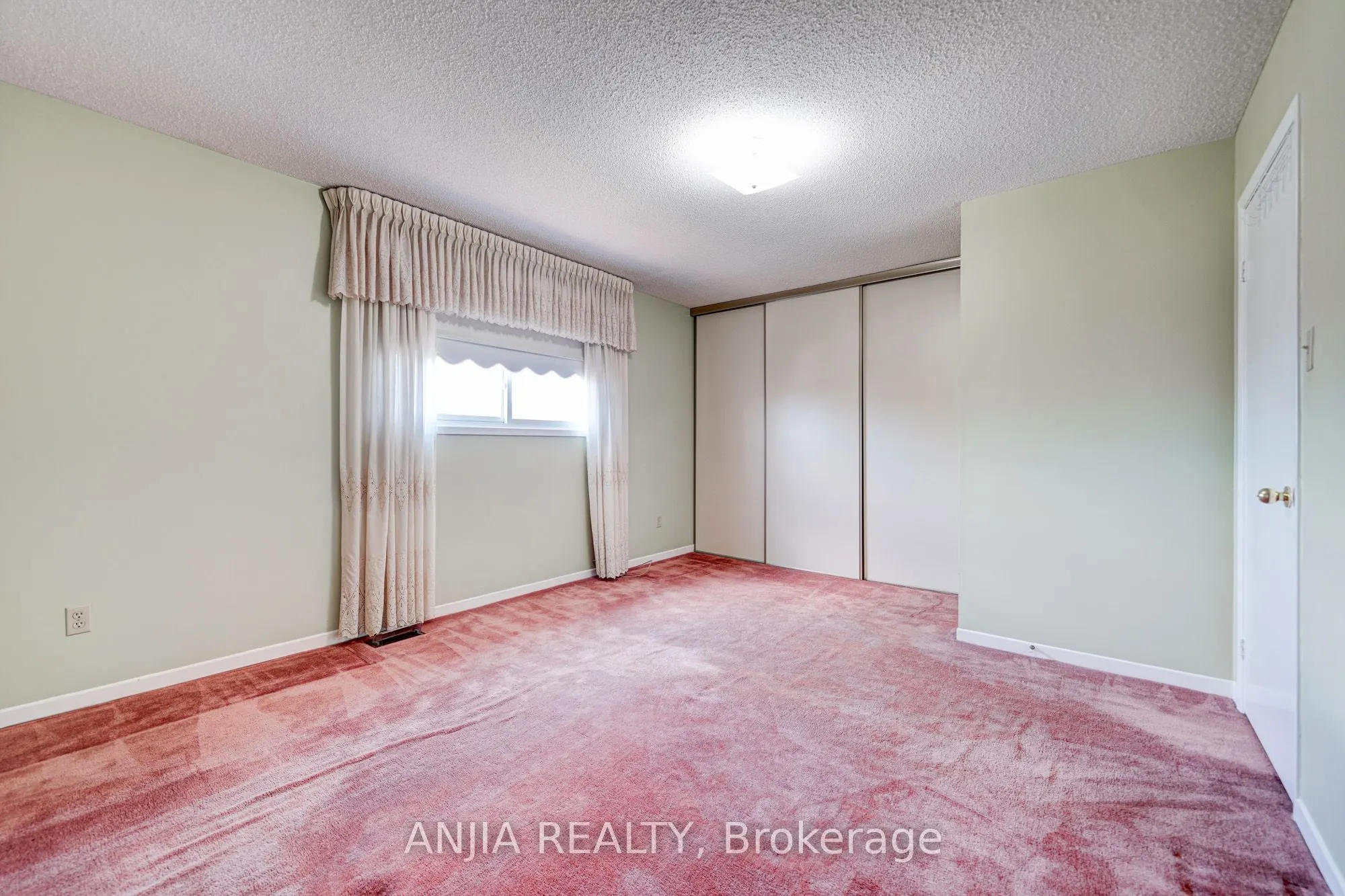 174 Roxanne Crescent