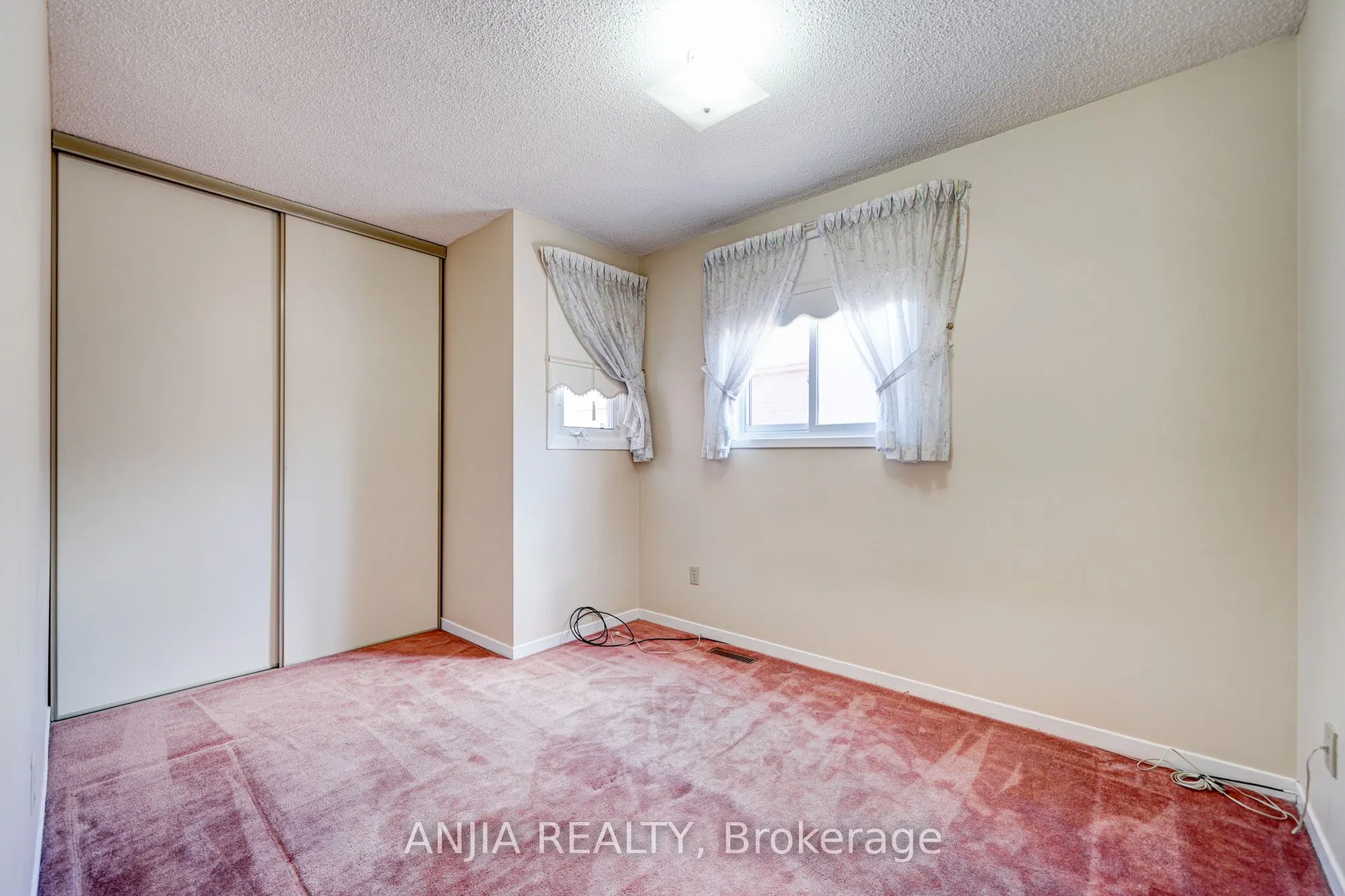 174 Roxanne Crescent