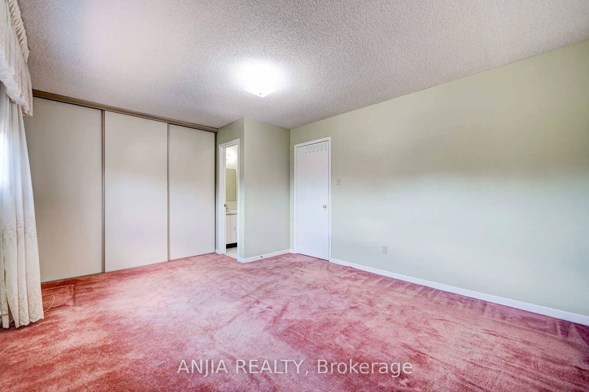 174 Roxanne Crescent