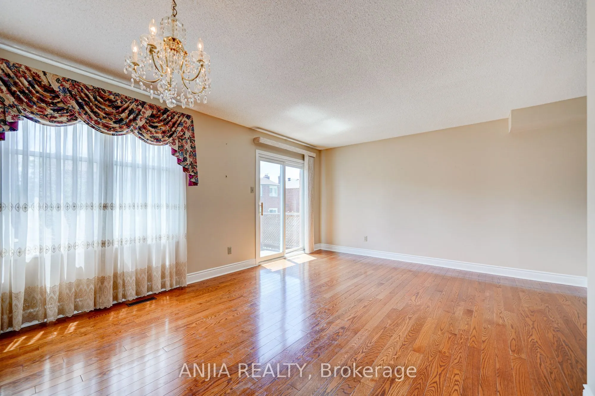 174 Roxanne Crescent