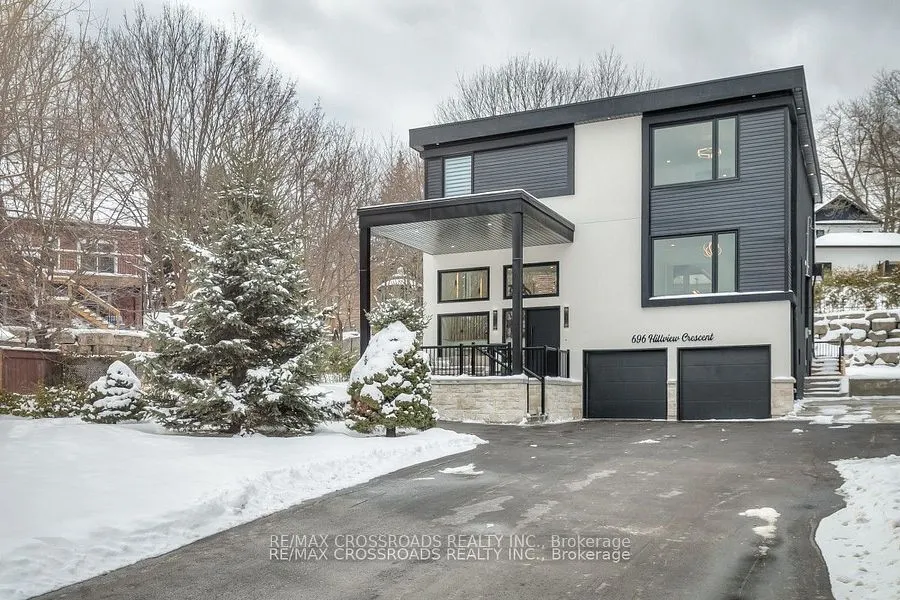 696 Hillview Crescent
