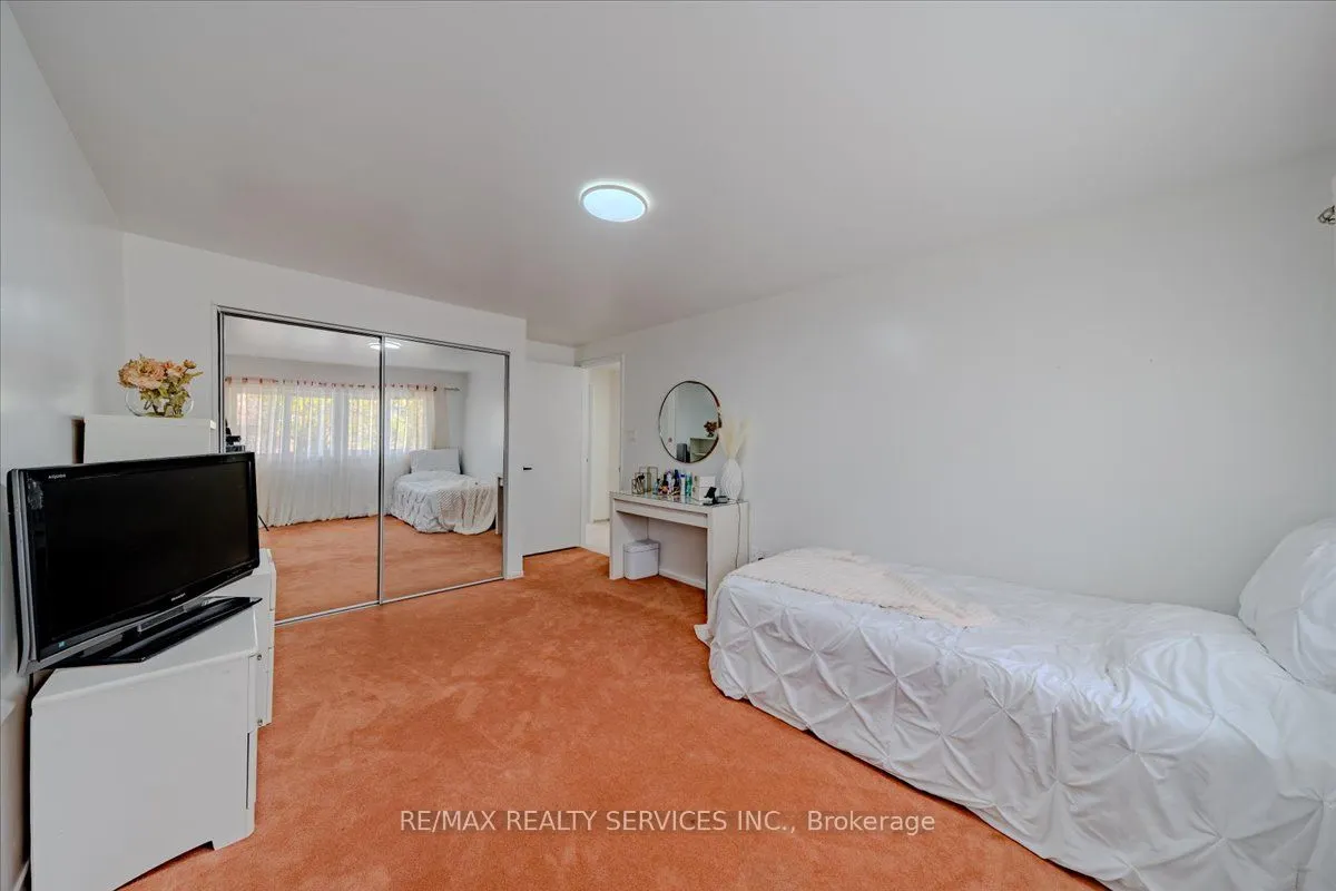 1133 Ritson Road N, #108