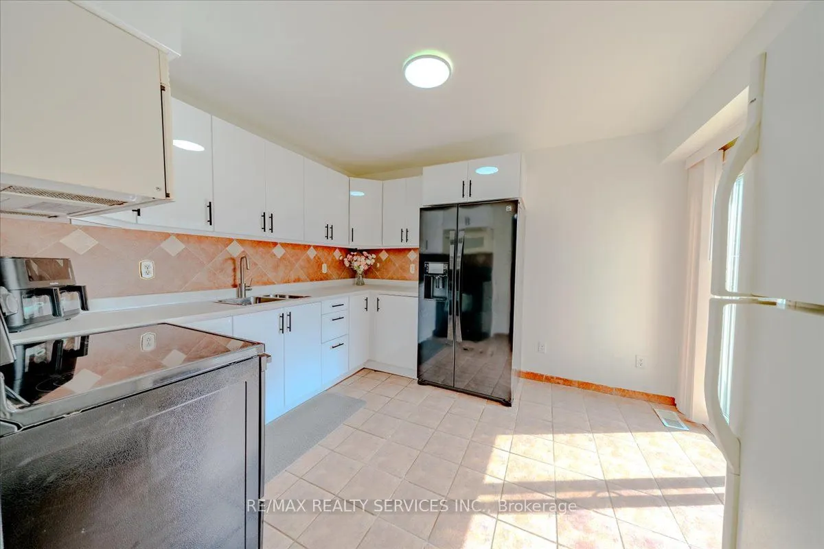 1133 Ritson Road N, #108