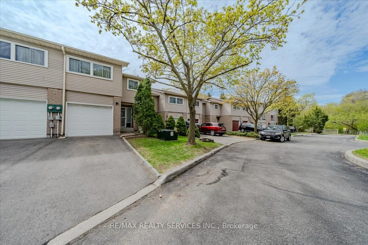 1133 Ritson Road N, #108