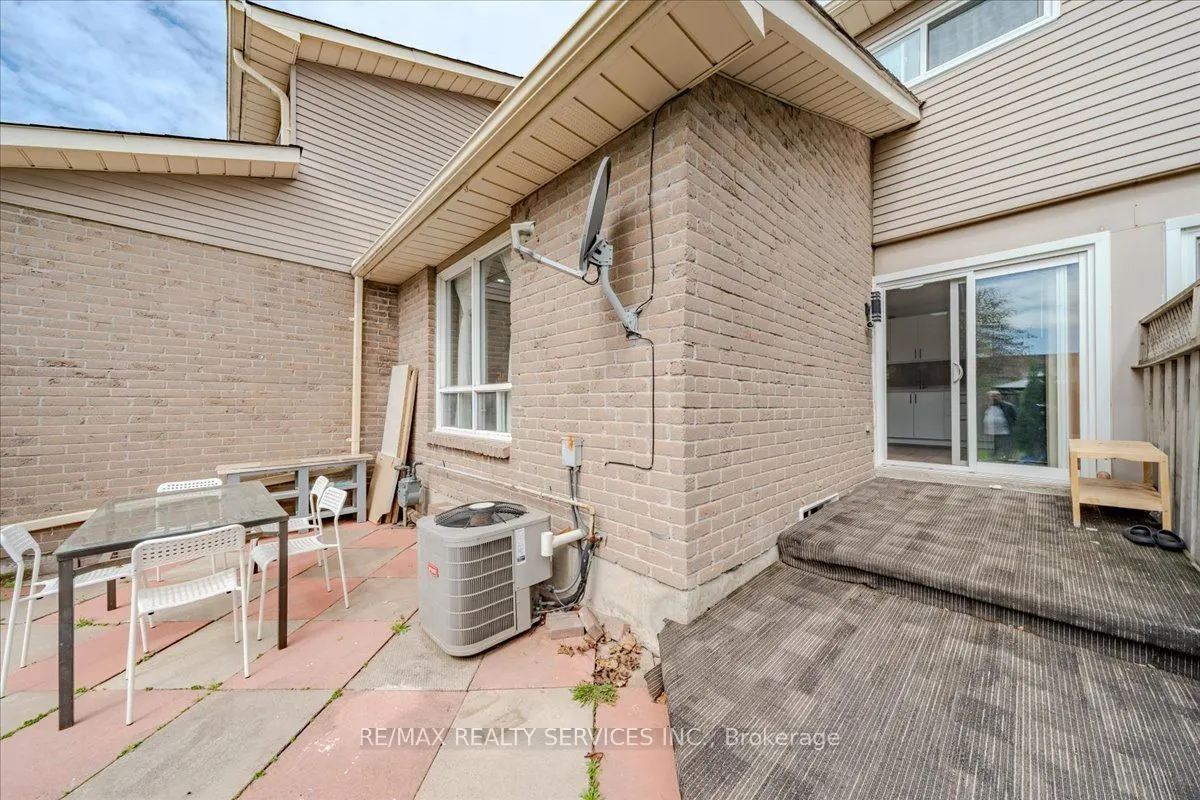 1133 Ritson Road N, #108