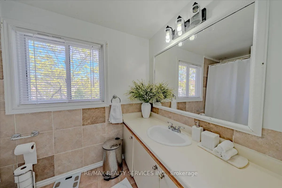 1133 Ritson Road N, #108