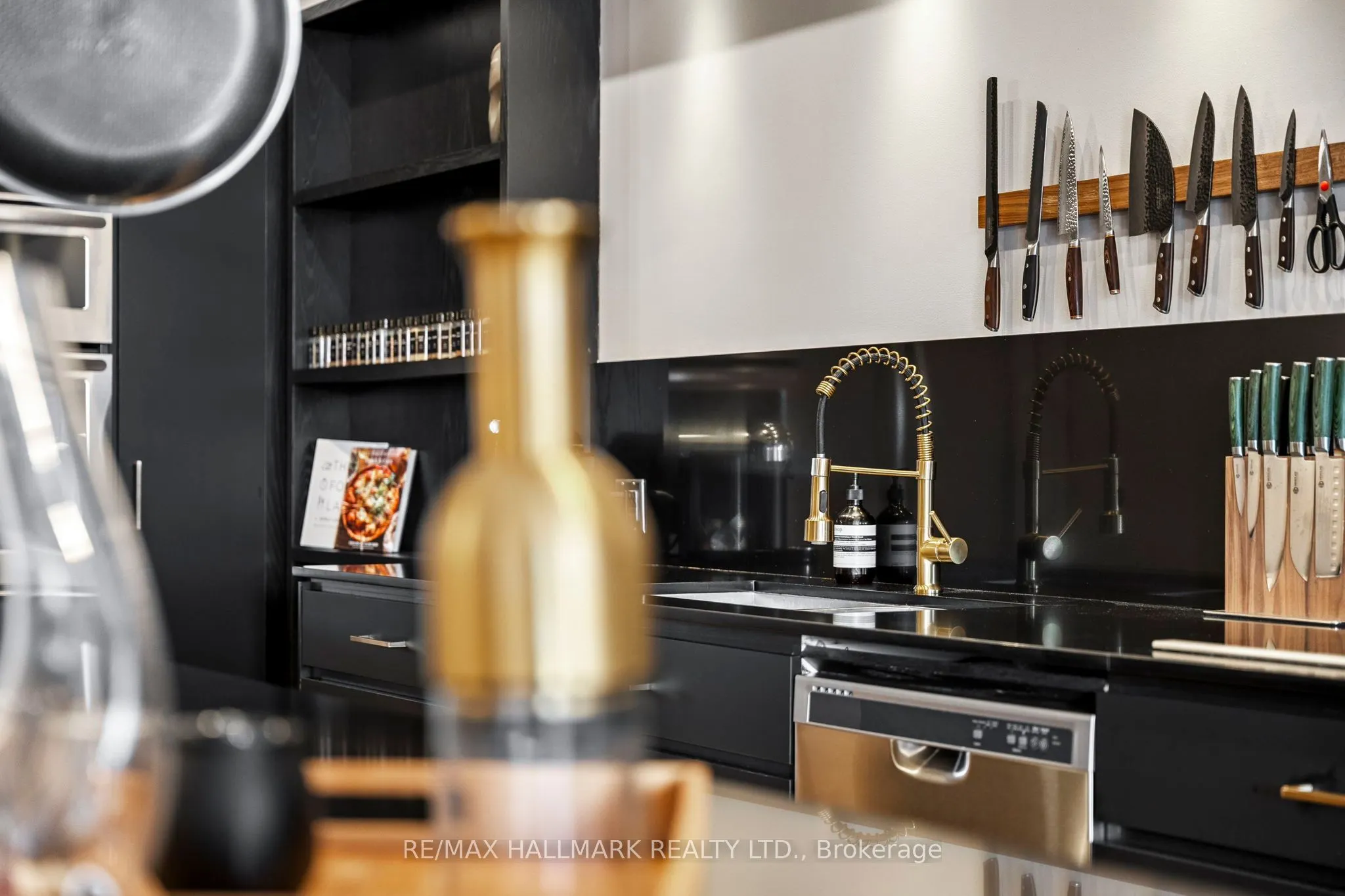 326 Carlaw Avenue, #215