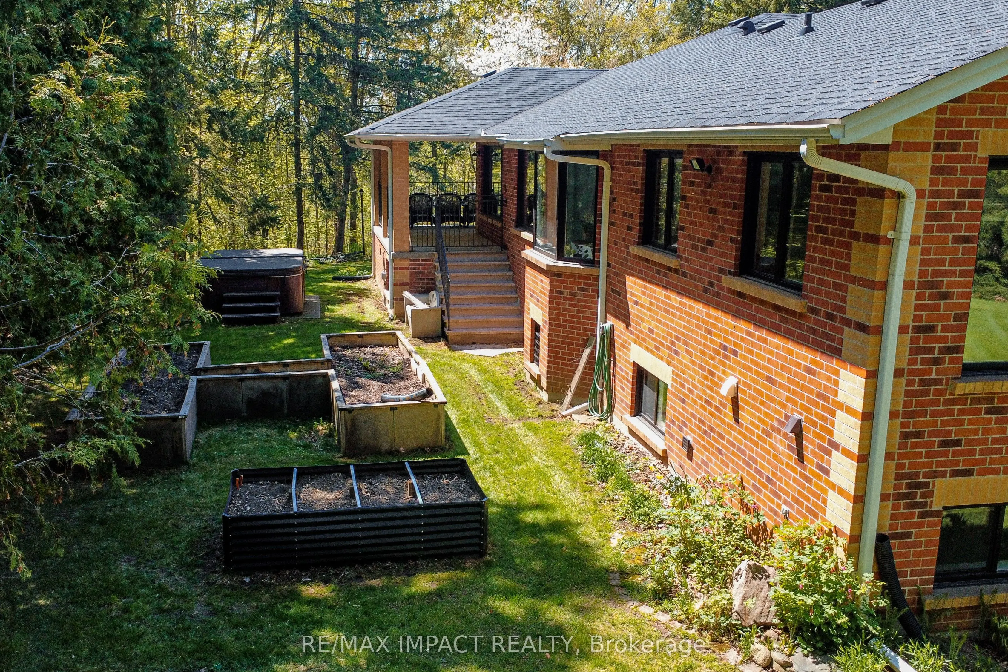 215 Raglan Road W